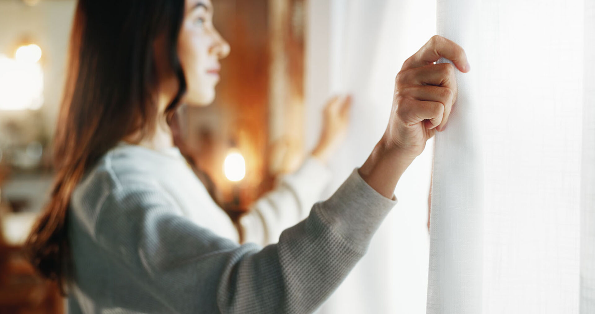 Frau öffnet ein Fenster | Credit: iStock.com/Jacob Wackerhausen