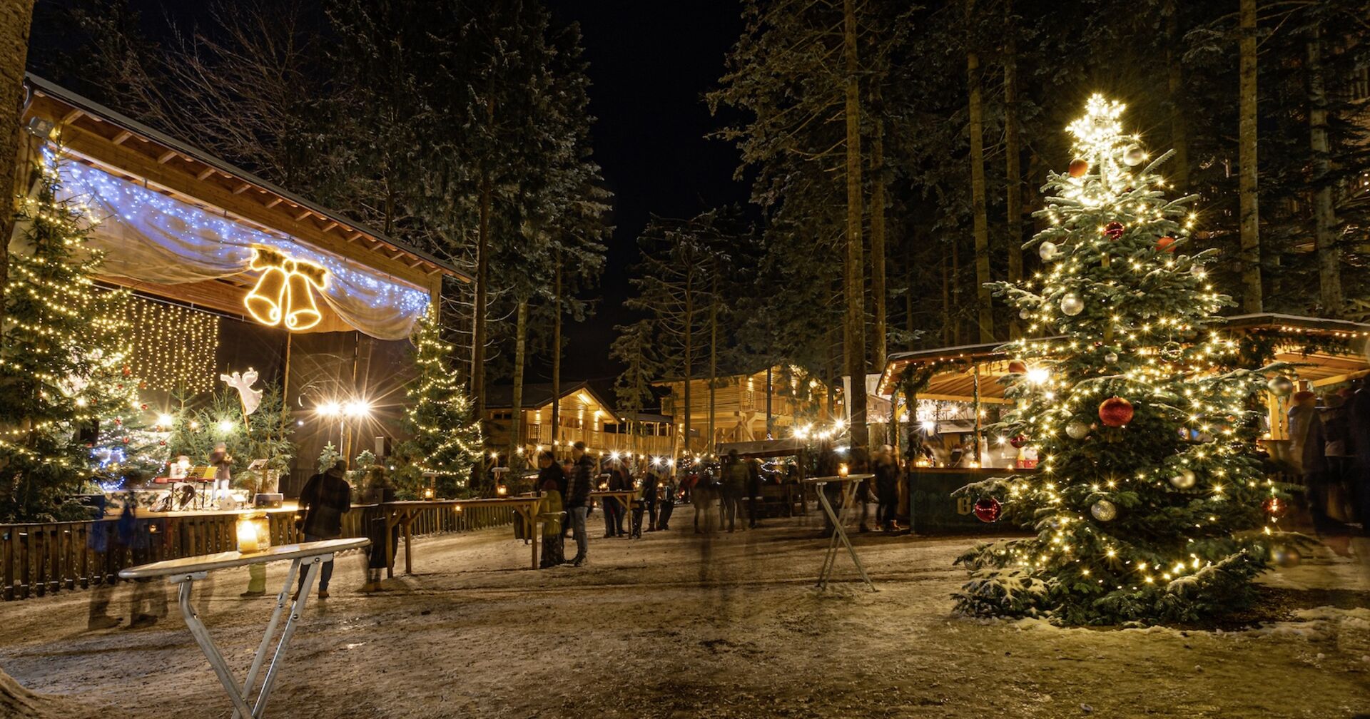 Weihnachtsmarkt im dunklen Wald