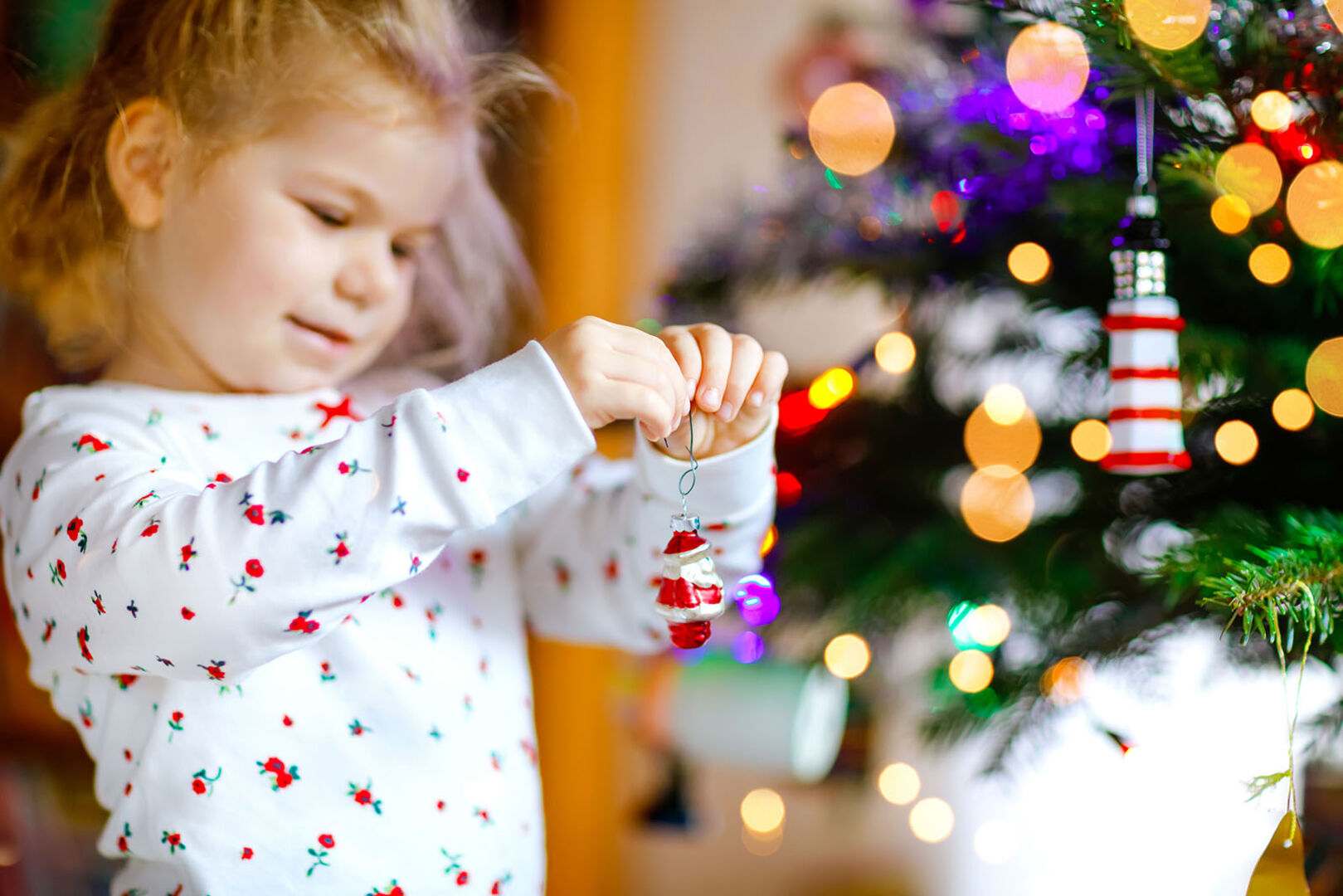 Mädchen mit Weihnachtsschmuck | Credit: iStock.com/romrodinka