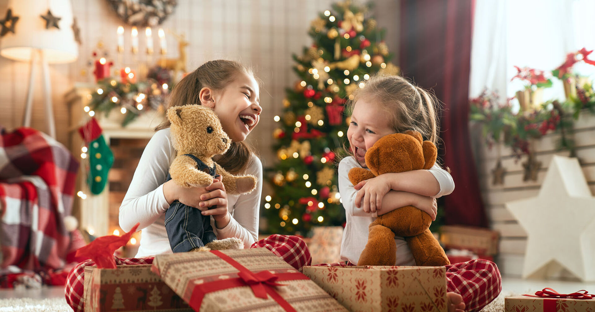 Kinder mit Weihnachtsgeschenken | Credit: iStock.com/Choreograph