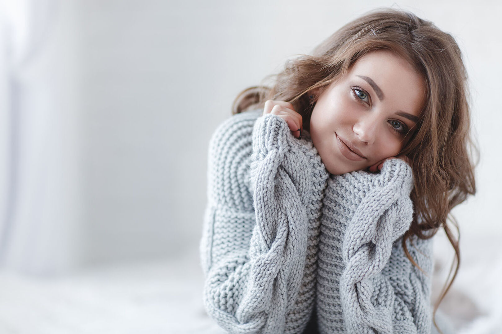 Frau mit Strickpullover | Credit: iStock.com/alexandr_1958