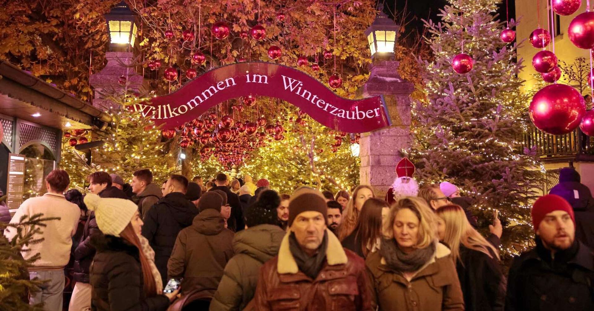 Eingang zum &quot;Winterzauber&quot; im Klosterhof in Linz.