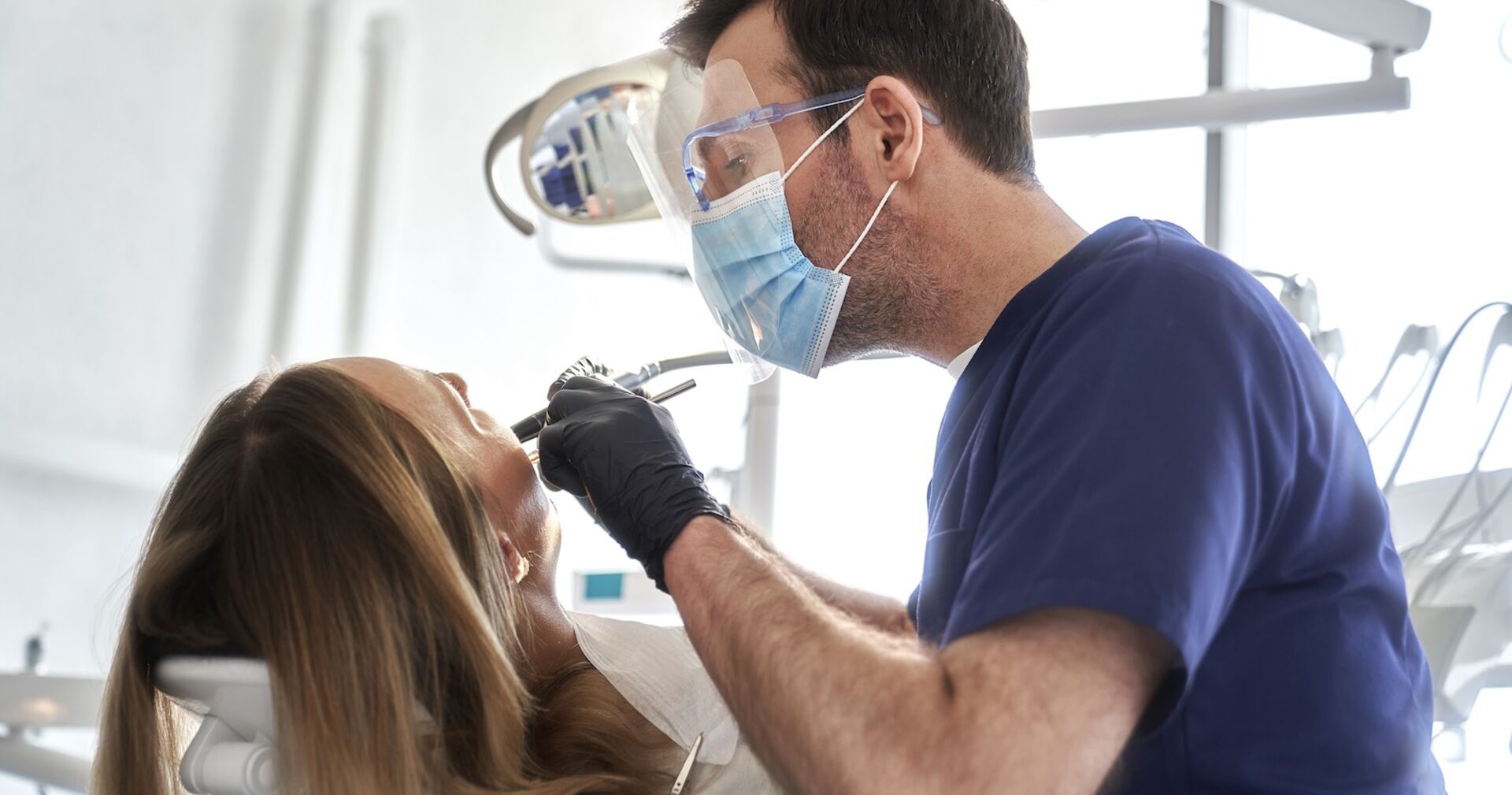Ein Zahnarzt behandelt eine Patientin.