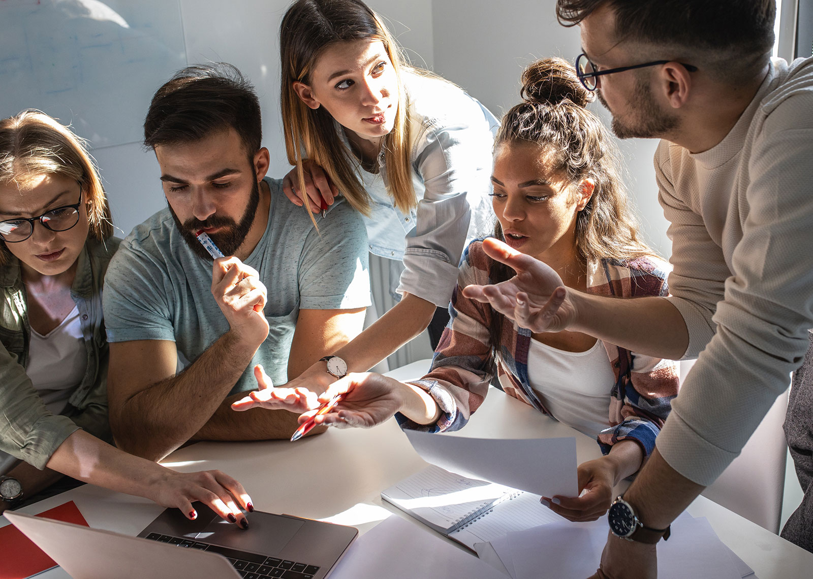 Motivierte Mitarbeiterinnen und Mitarbeiter bei einem Meeting | Credit: iStock.com/BalanceFormcreative