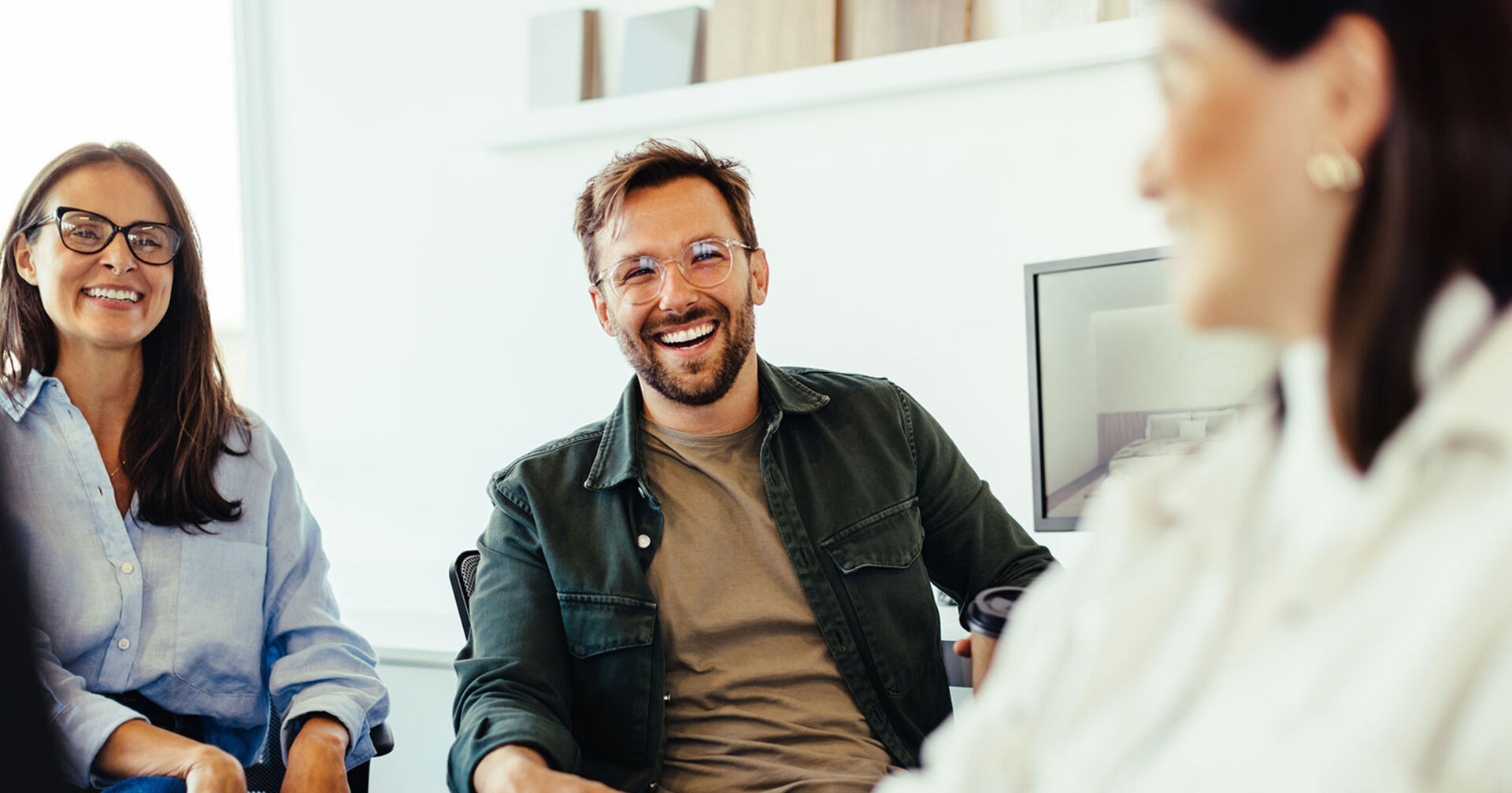 Motivierte Männer und Frauen bei einem Meeting | Credit: iStock.com/JLco - Julia Amaral