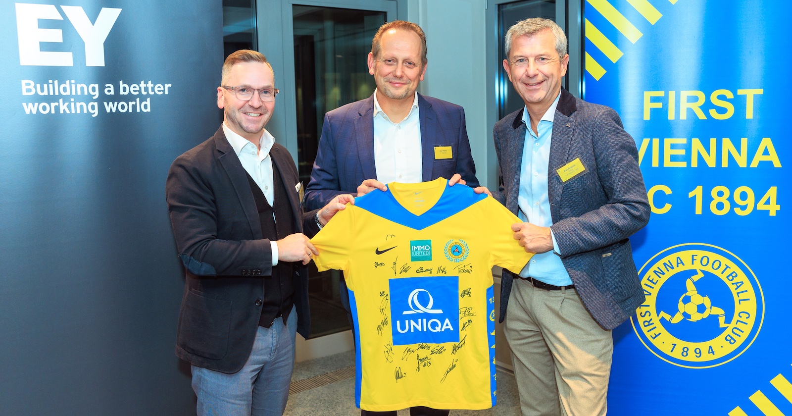 Fuball-Fans mit dem Trukot des First Vienna FC