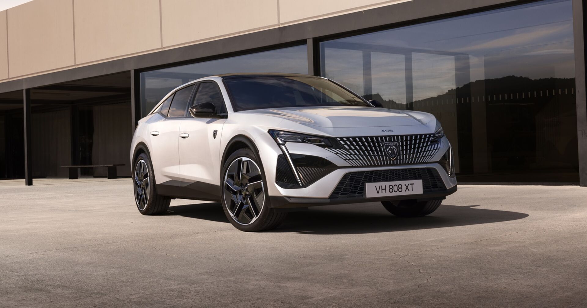 Der Peugeot E-408 auf einem Parkplatz