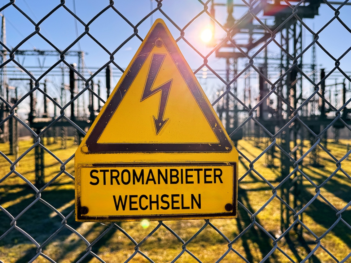 Umspannwerk mit Schild &quot;Stromanbieter wechseln&quot;