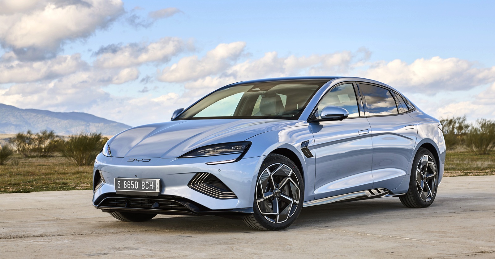 Der BYD Seal auf einer Landstraße