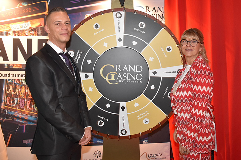 Alexandra Muchitsch (Stadt Bregenz) am Glücksrad mit Arnold Marcel (Grand Casino Liechtenstein)