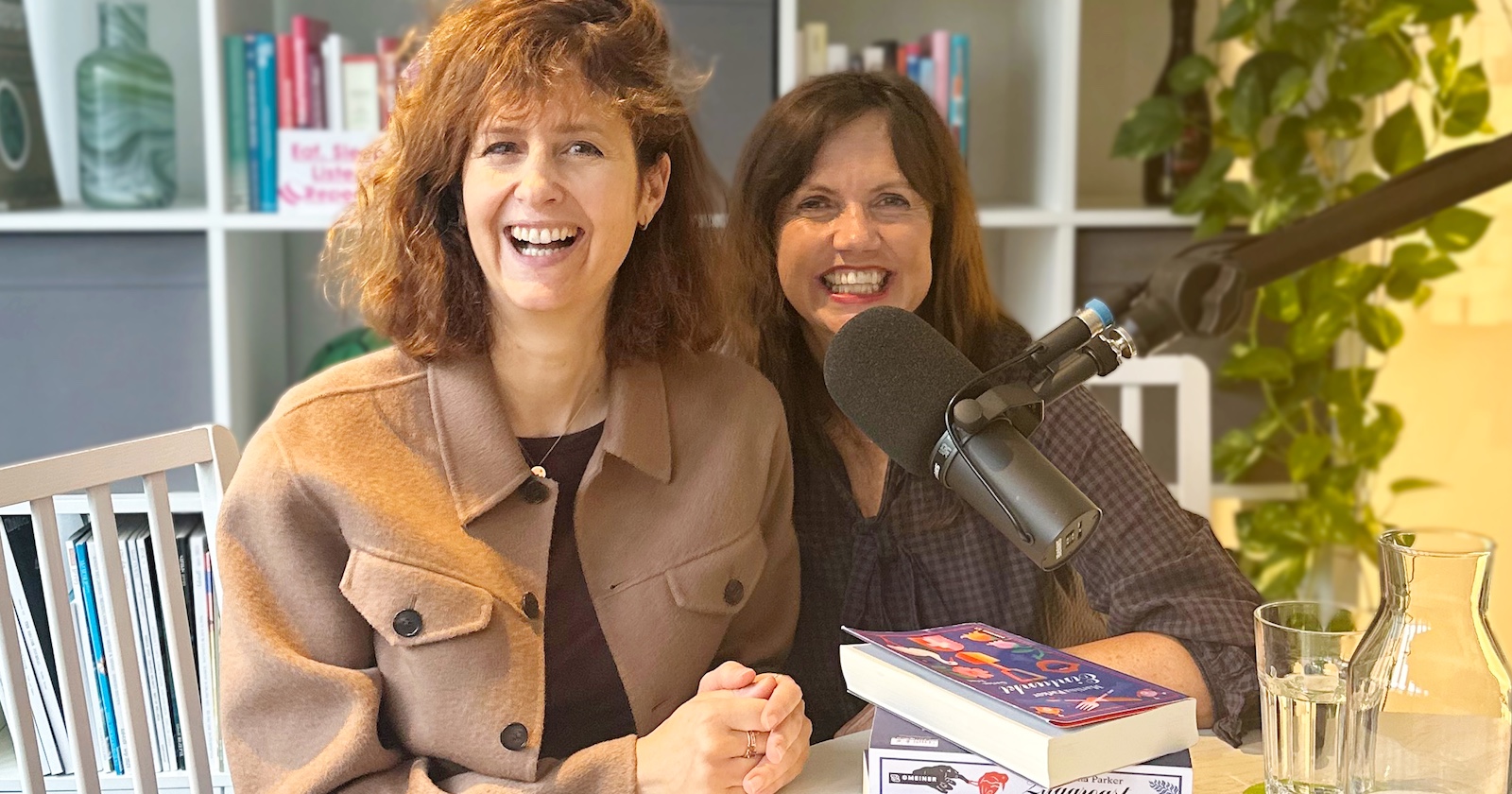 Daniela Zeller und Martina Parke vorm Mikrofon