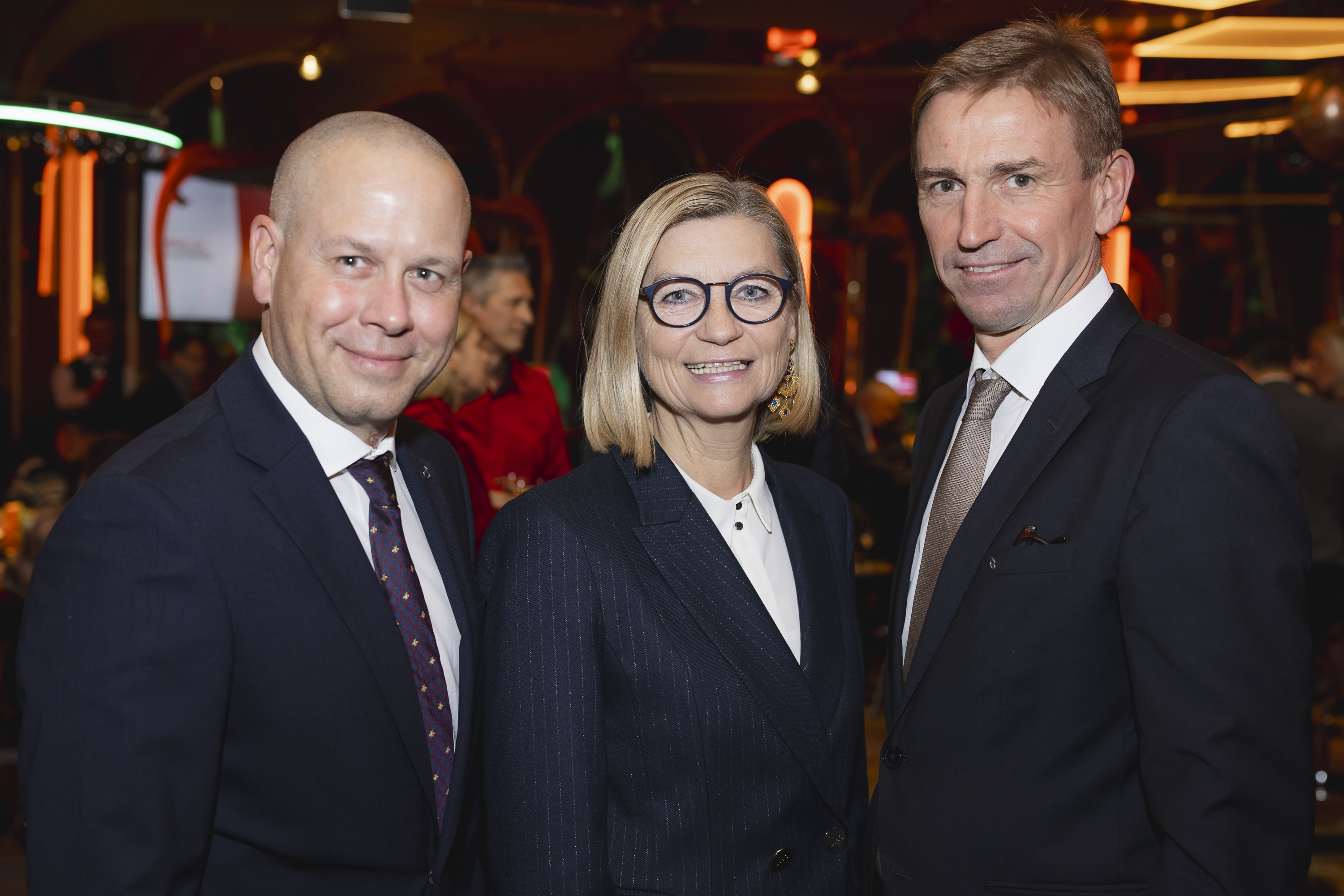 Eine Frau steht zwischen zwei Männern