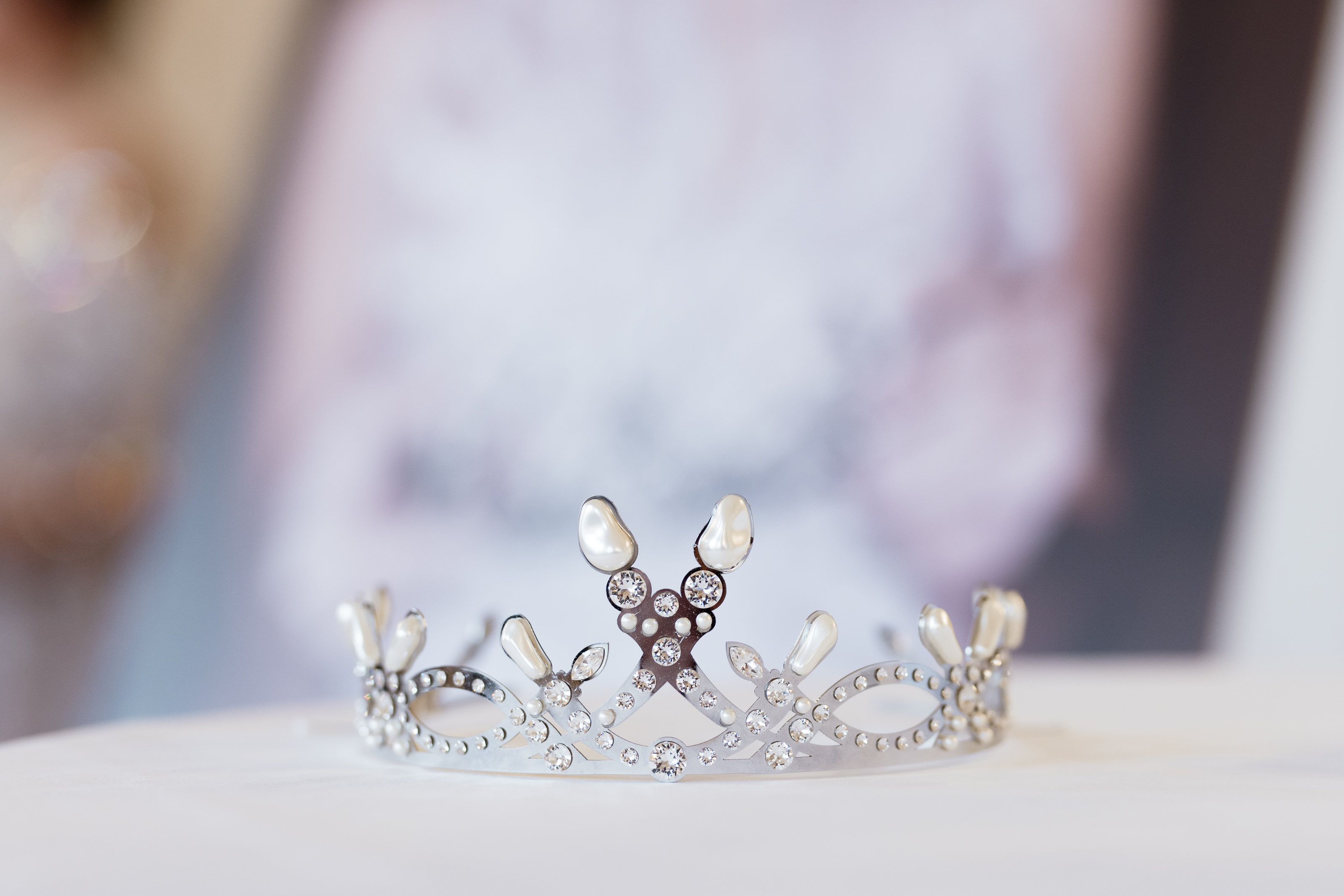 Ein funkelndes Krönchen mit weißen Steinchen