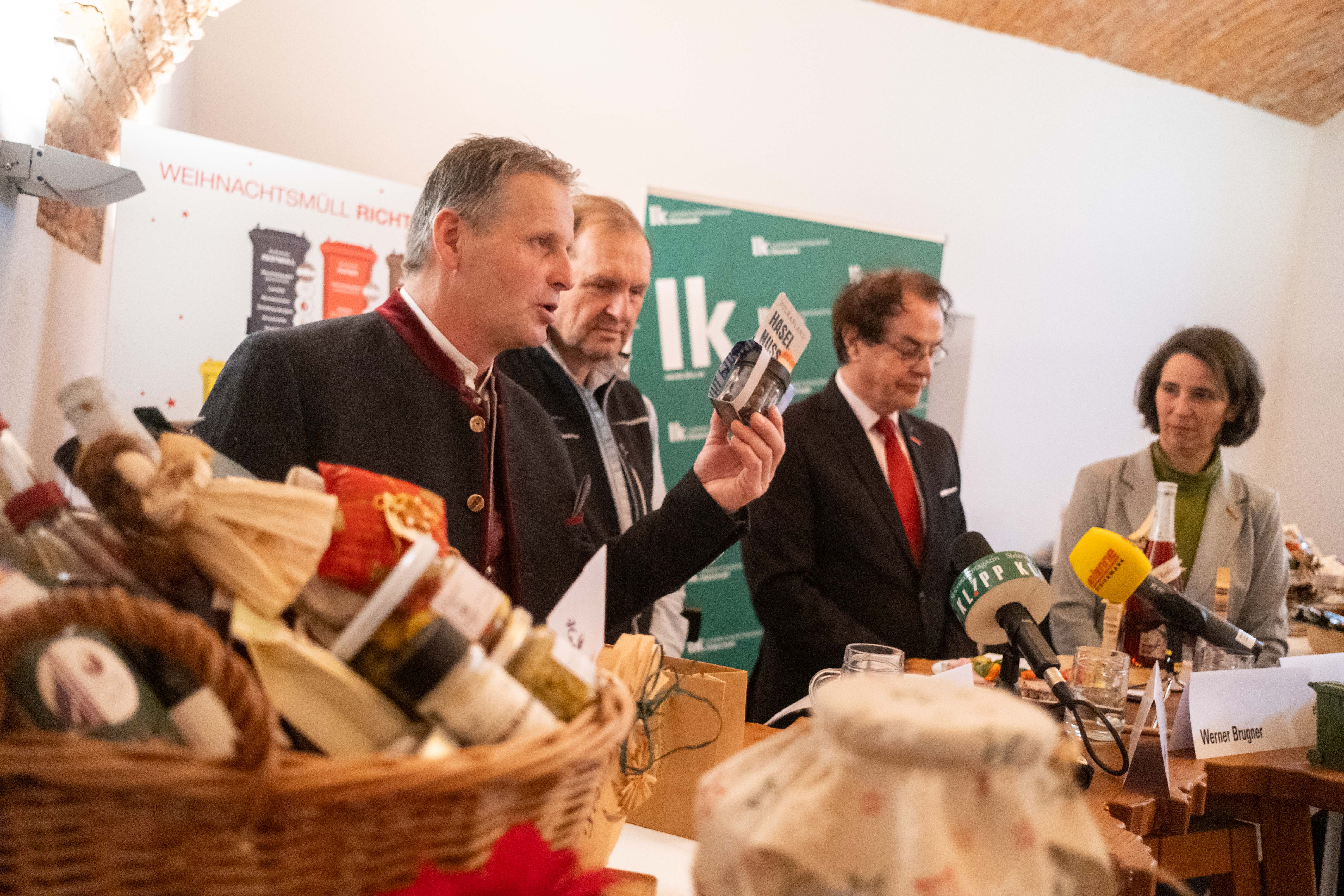 Mehrere Menschen bei einer Pressekonferenz