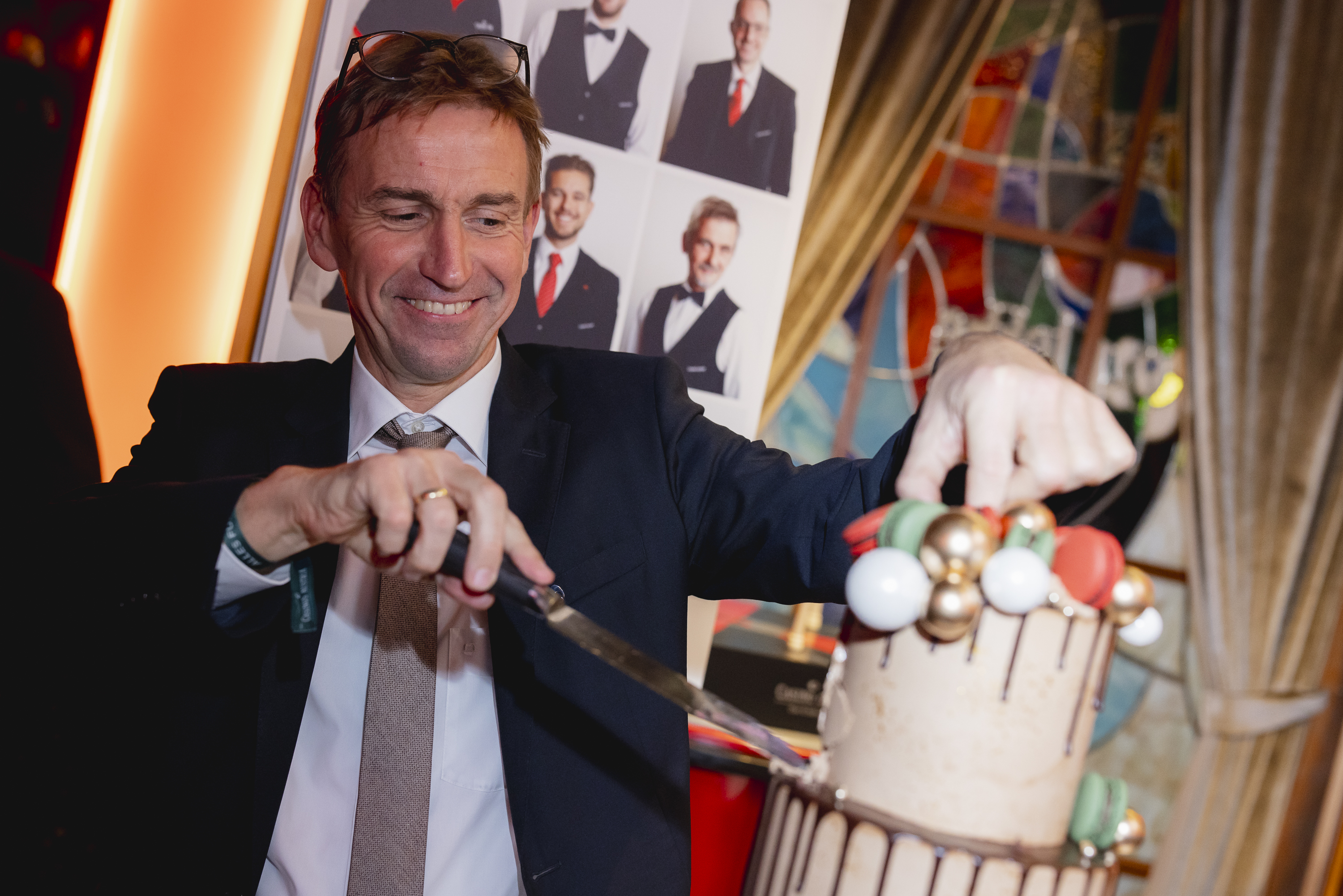 Mann schneidet eine Torte an