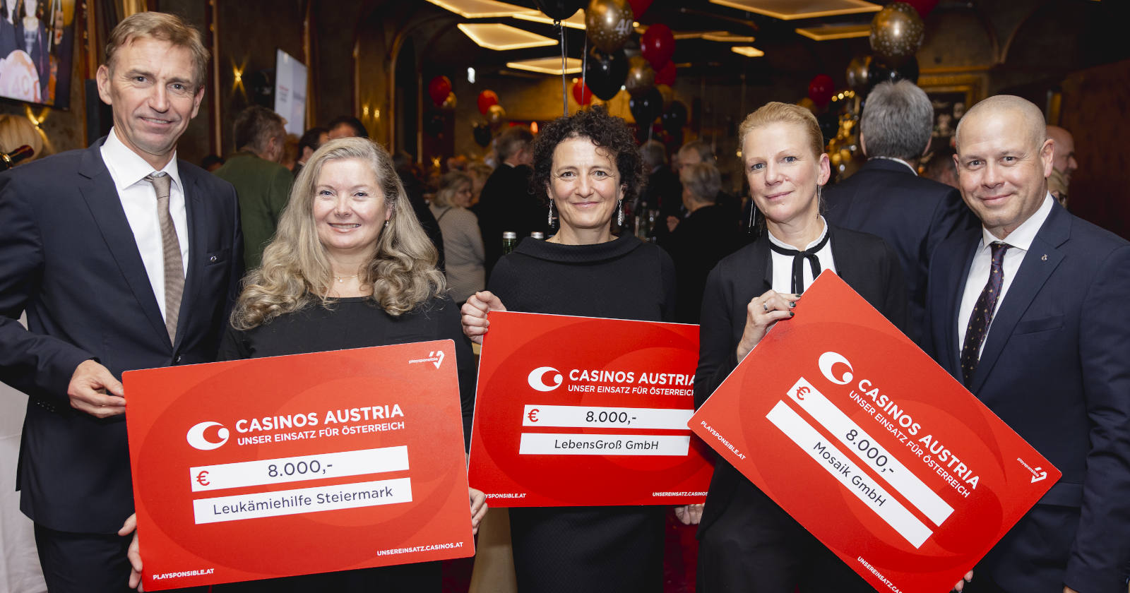 Mehrere Frauen und Männer halten Schilder hoch