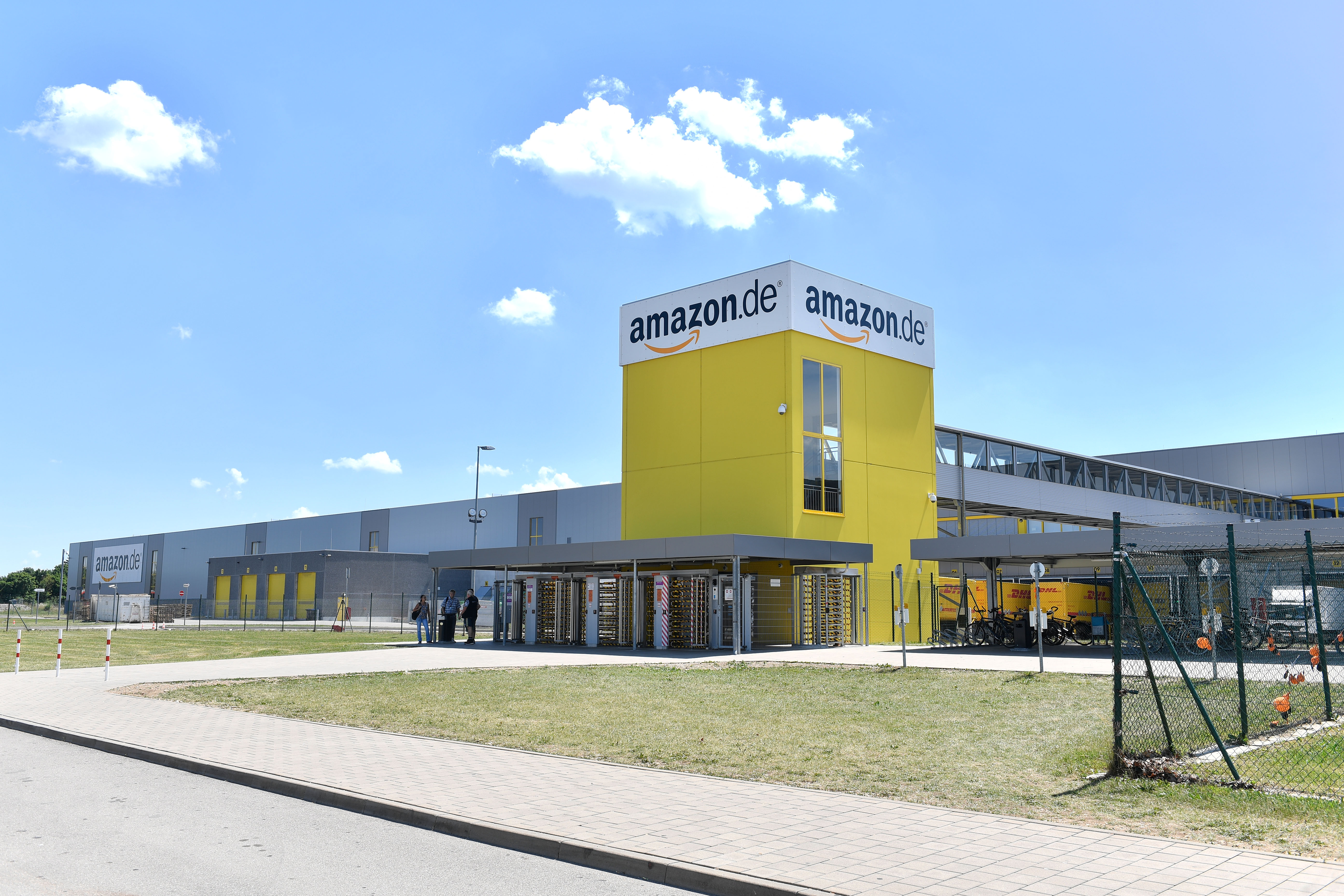 Der Standort in Augsburg ist eines von zwölf Logistikzentren in Deutschland, in denen Roboter zum Einsatz kommt. 150 Millionen Euro kostete der Umbau und die Modernisierung zum robotergestützten Lagersystem.