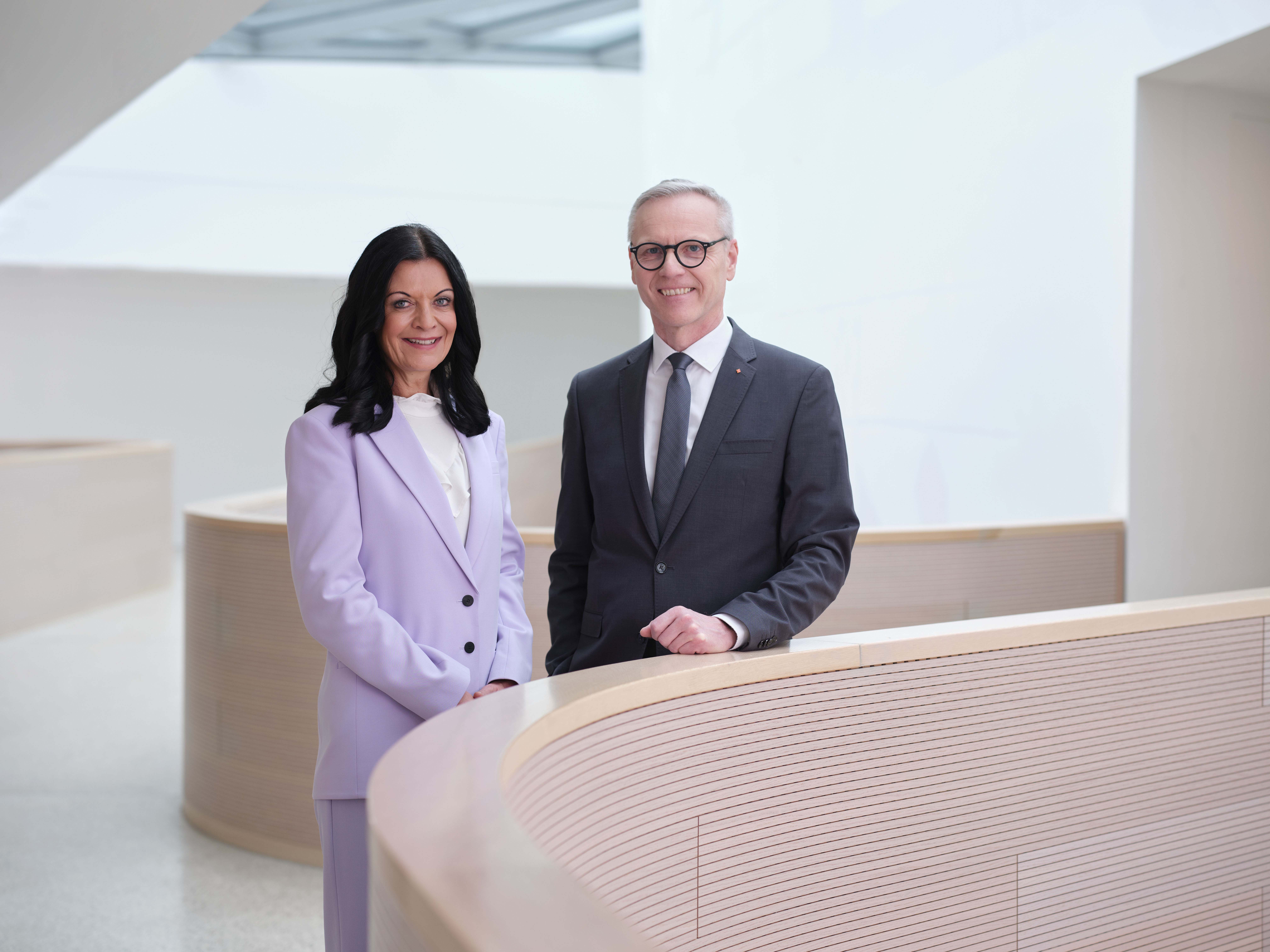 Kathrin Kühtreiber-Leitner, Vorstandsdirektorin, und Othmar Nagl, Generaldirektor der OÖ Versicherung.