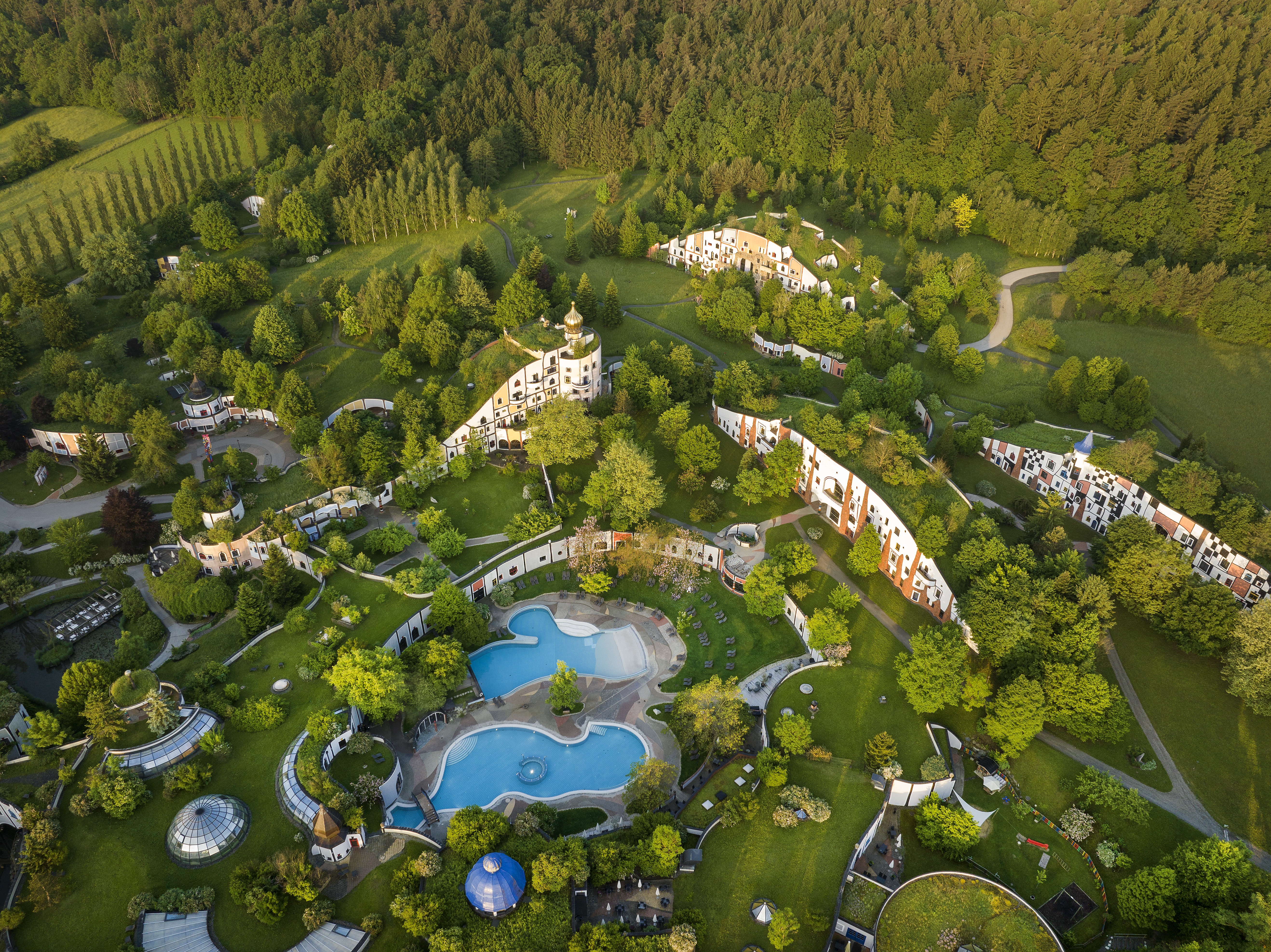 Vogelperspektive einer Thermenanlage mitten im Grünen