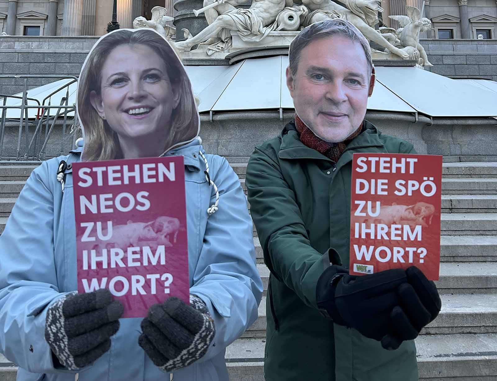 Tierschützer, die sich als Andreas Babler und Beate Meinl-Reisinger verkleidet haben