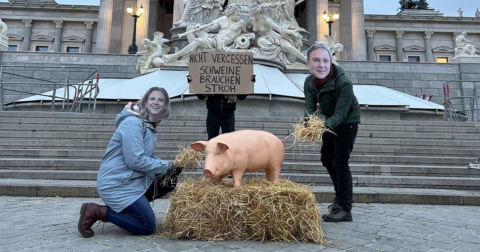 Tierschützer vor dem Parlament in Wien, die als Andreas Babler und Beate Meinl-Reisinger verkleidet sind.