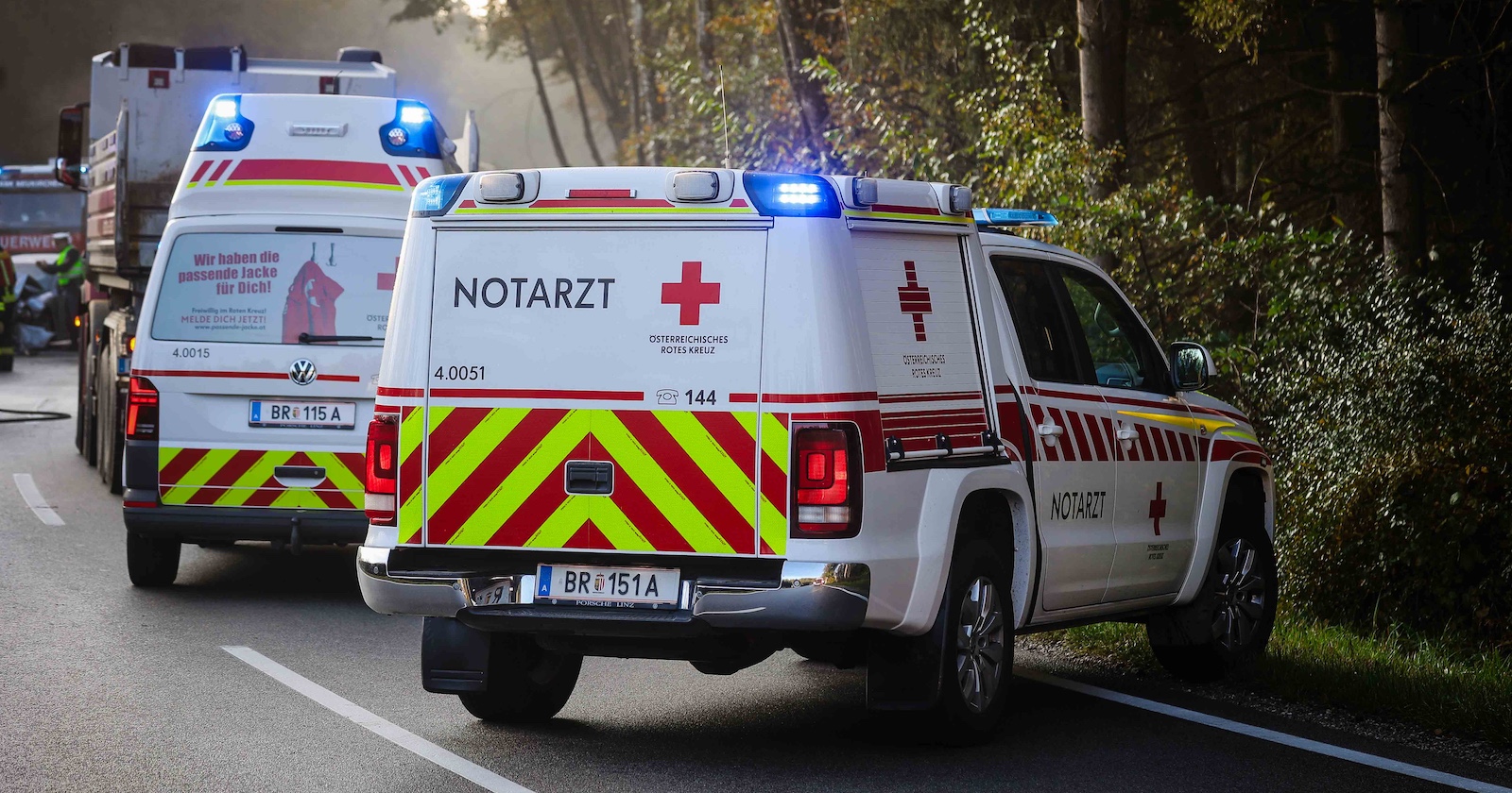 Rettung und Feuerwehr an einem Unfallort.