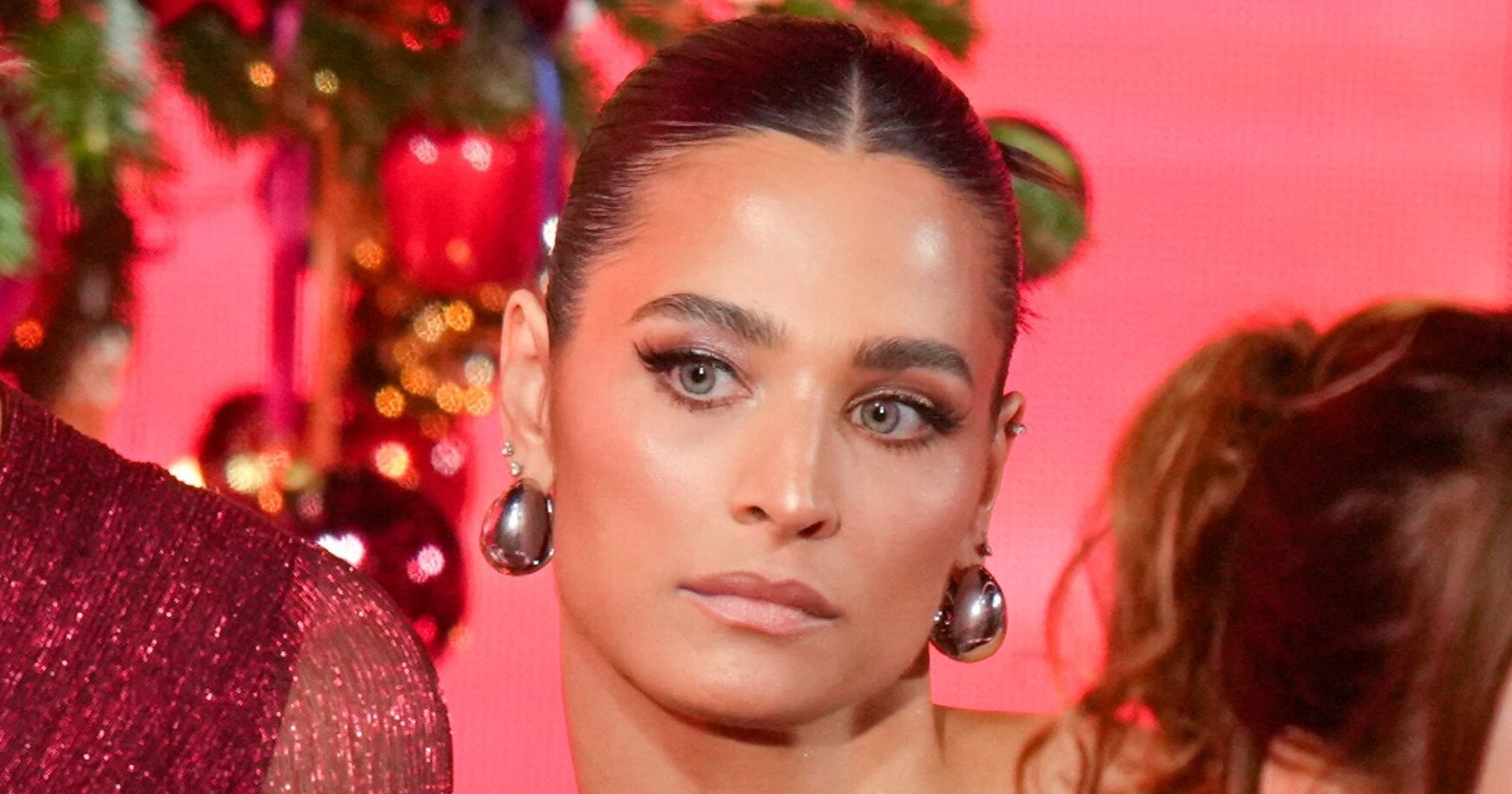 Amira Aly mit traurigem Gesichtsausdruck