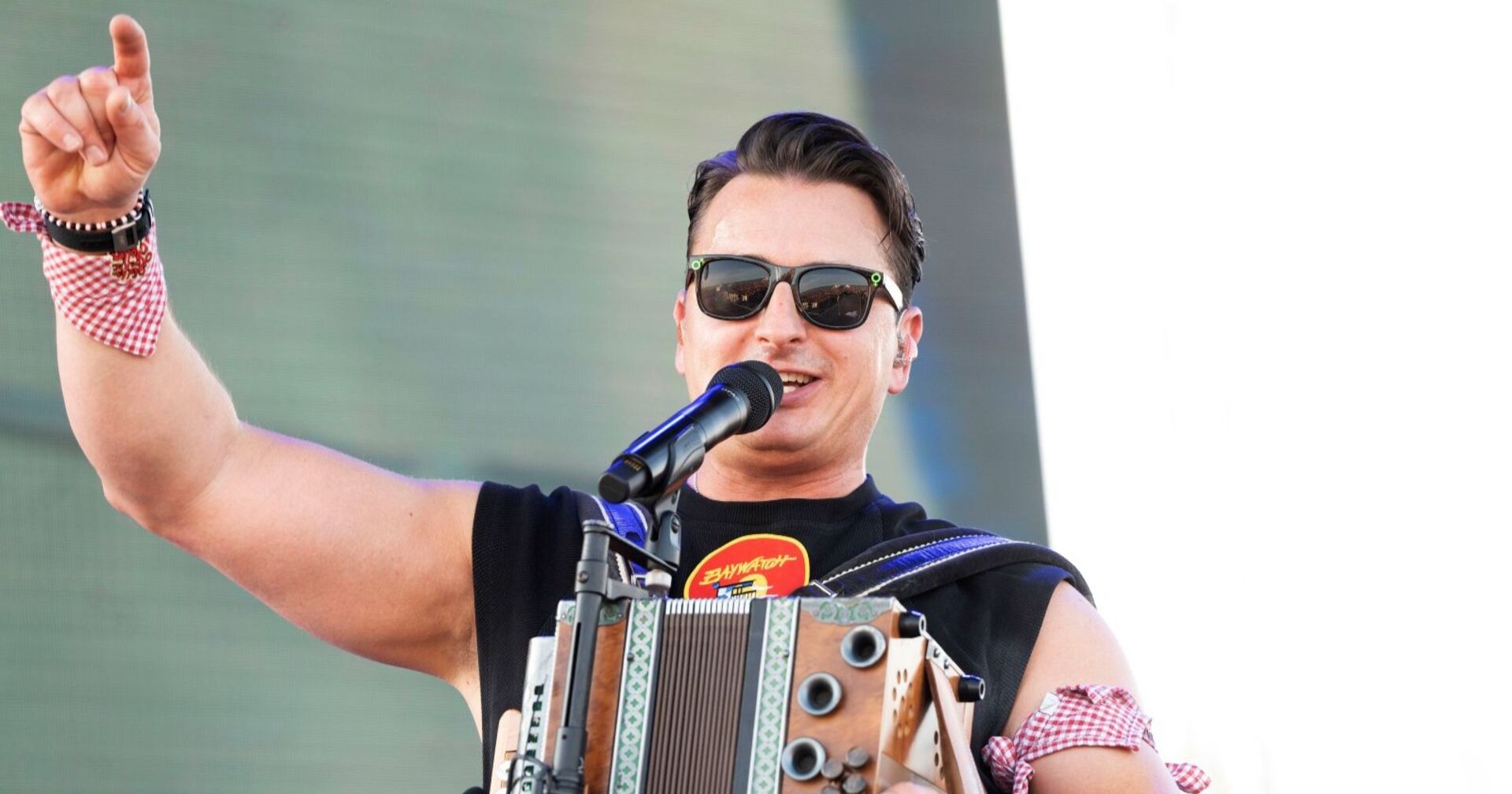 Andreas Gabalier mit Sonnenbrille auf der Bühne