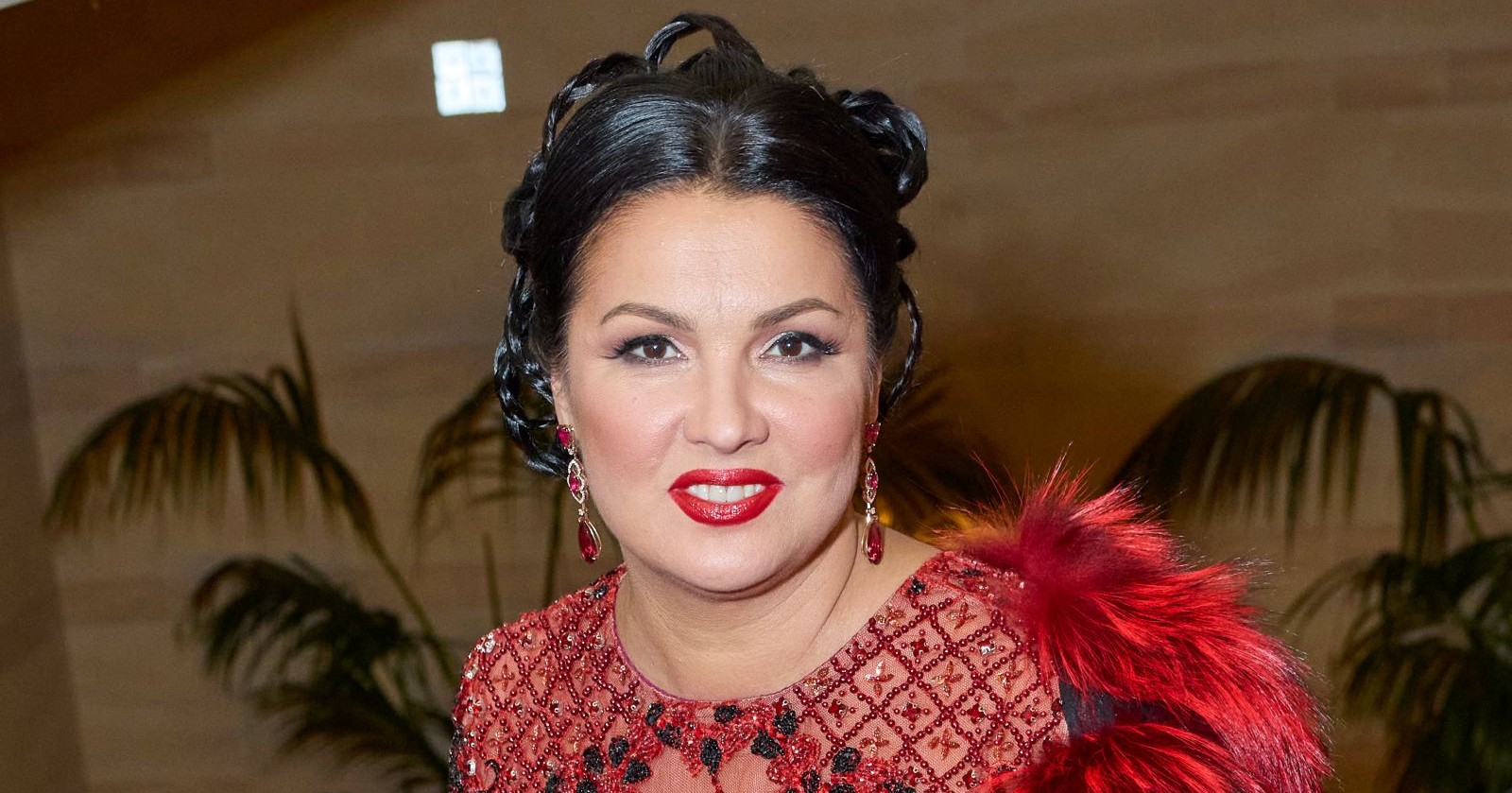 Anna Netrebko lächelt in die Kamera.