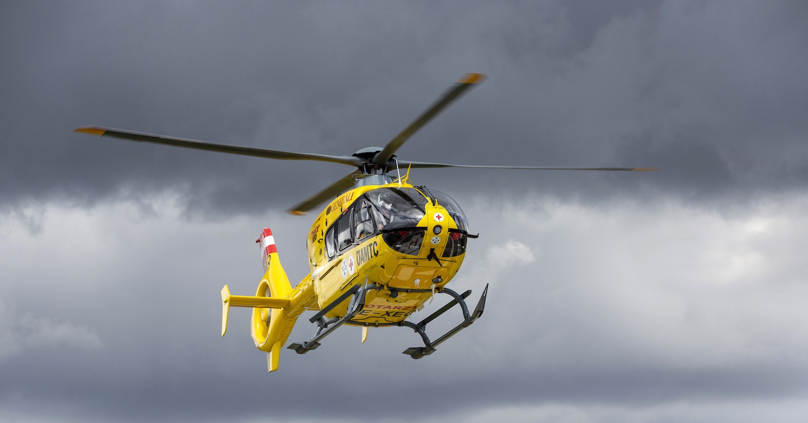 Der gelbe Rettungshubschrauber des ÖAMTC im Einsatz.