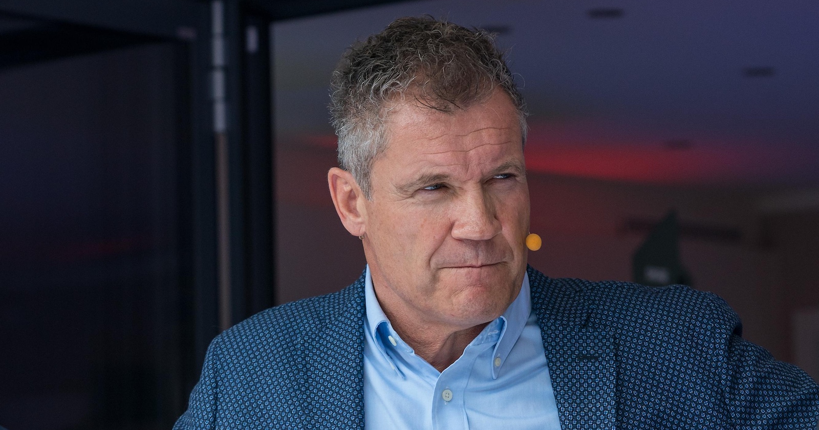 Armin Assinger mit grimmigem Blick.