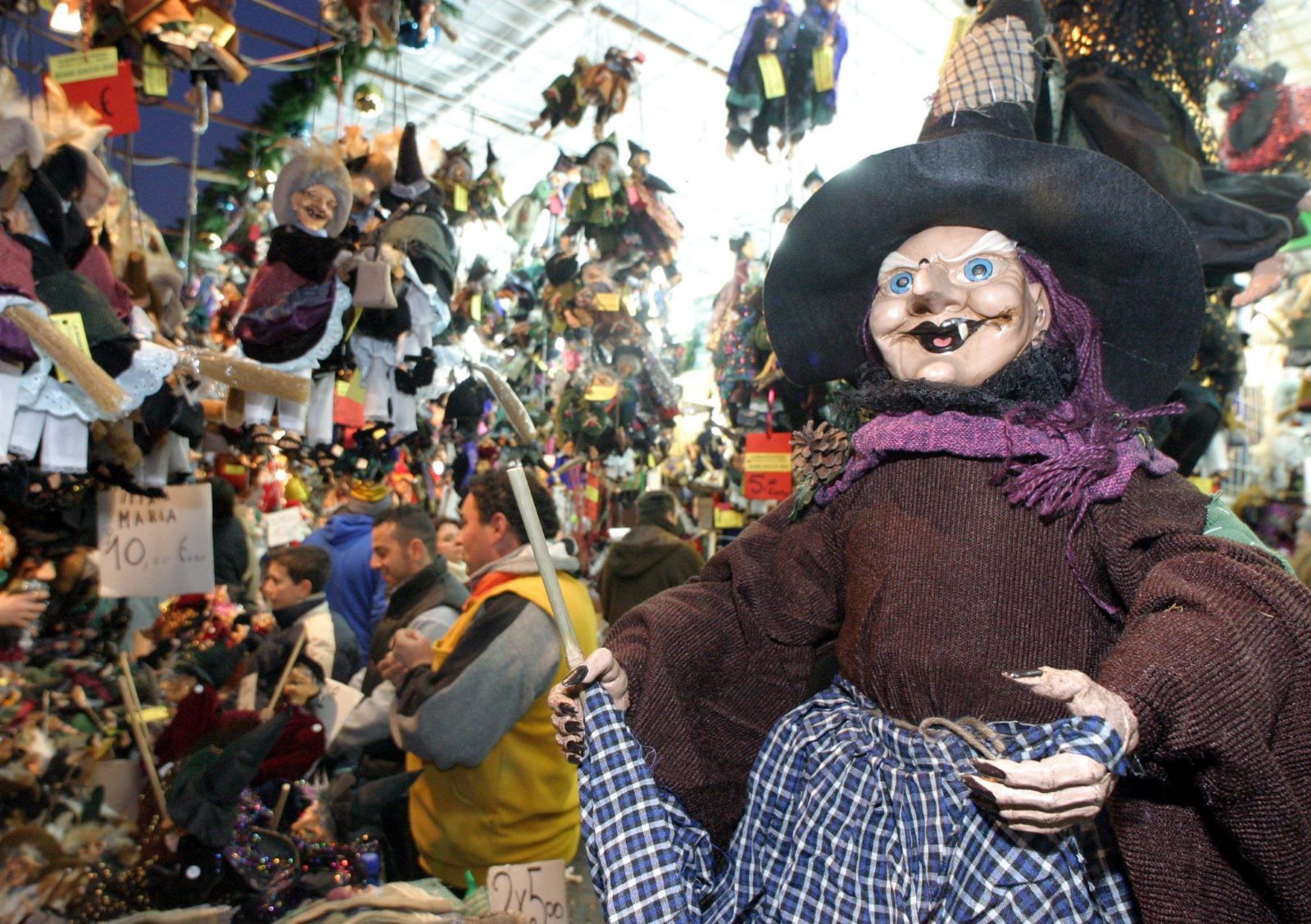 Ein italienisches Souvenirgeschäft mit eine Hexen-Puppe Befana.