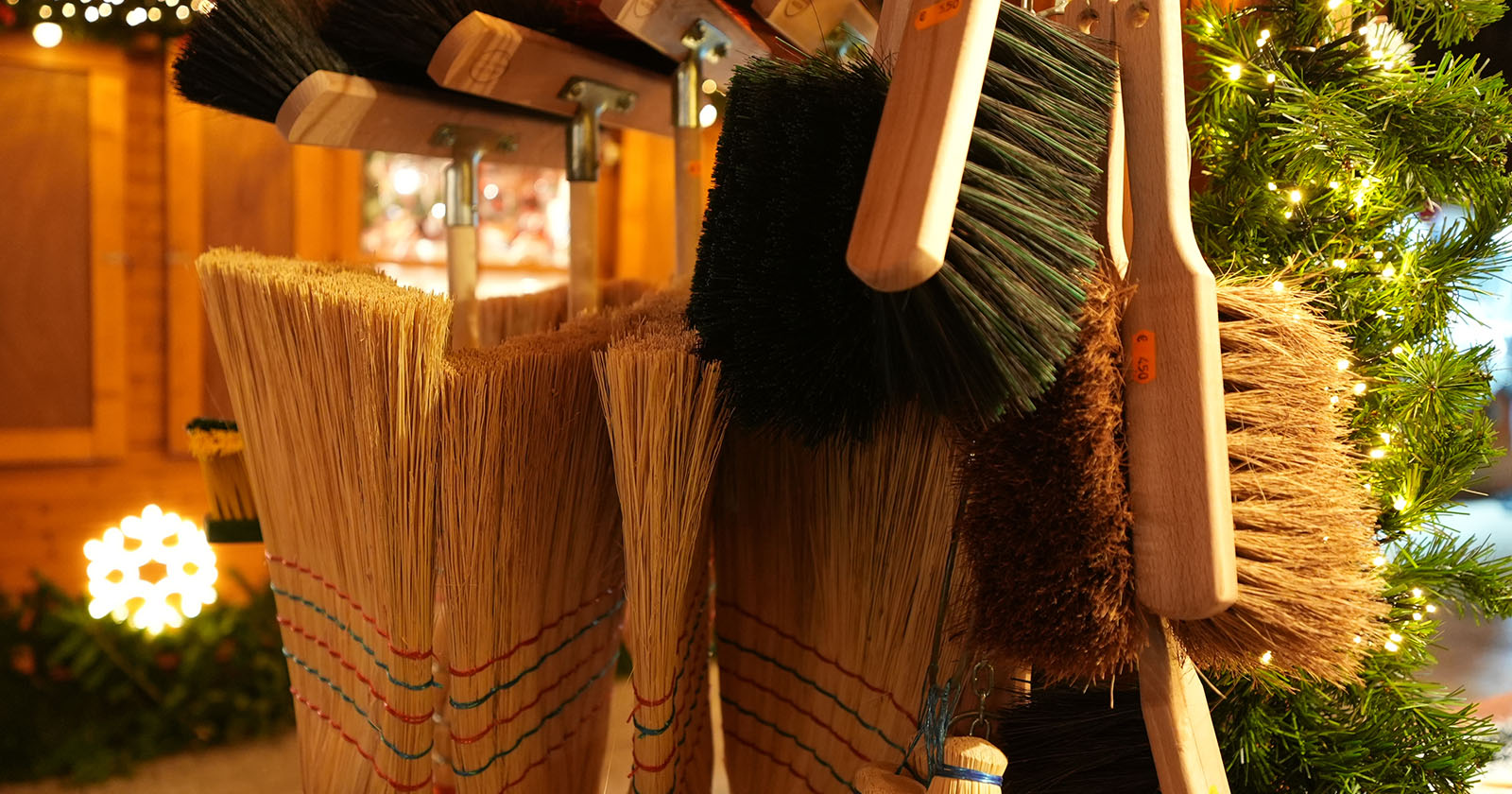 Besen hängt vor dem Haus | Credit: iStock.com/Azer Achmedov