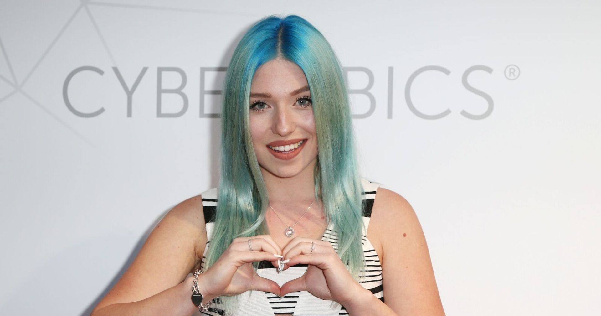 Bianca Heinicke formt ein Herz mit ihren Händen.