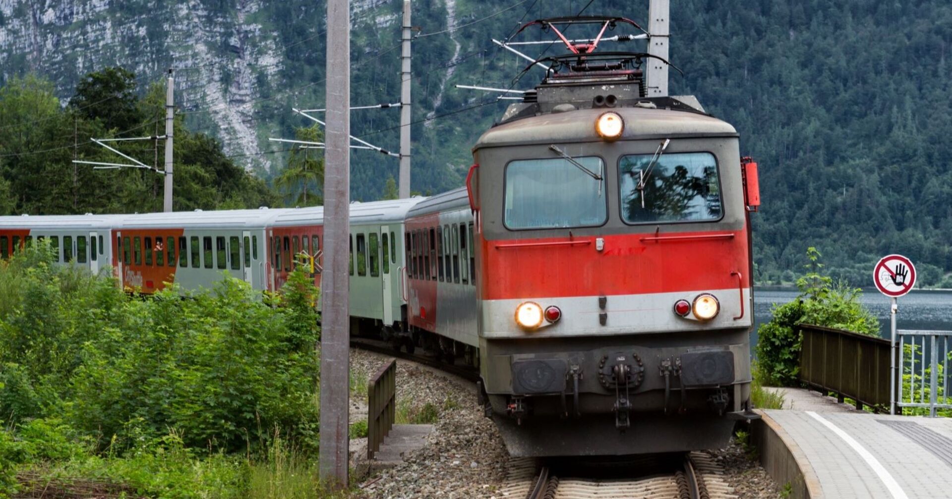 Zug fährt über eine bergige Strecke: Züge können zwischen Bruck an der Mur und Leoben aktuell nicht verkehren. Betroffen ist nicht nur der Nah- sondern auch der Fernverkehr Richtung Villach.