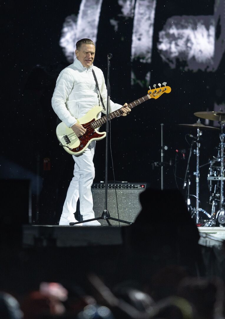 Bryan Adams mit Gitarre auf der Bühne.
