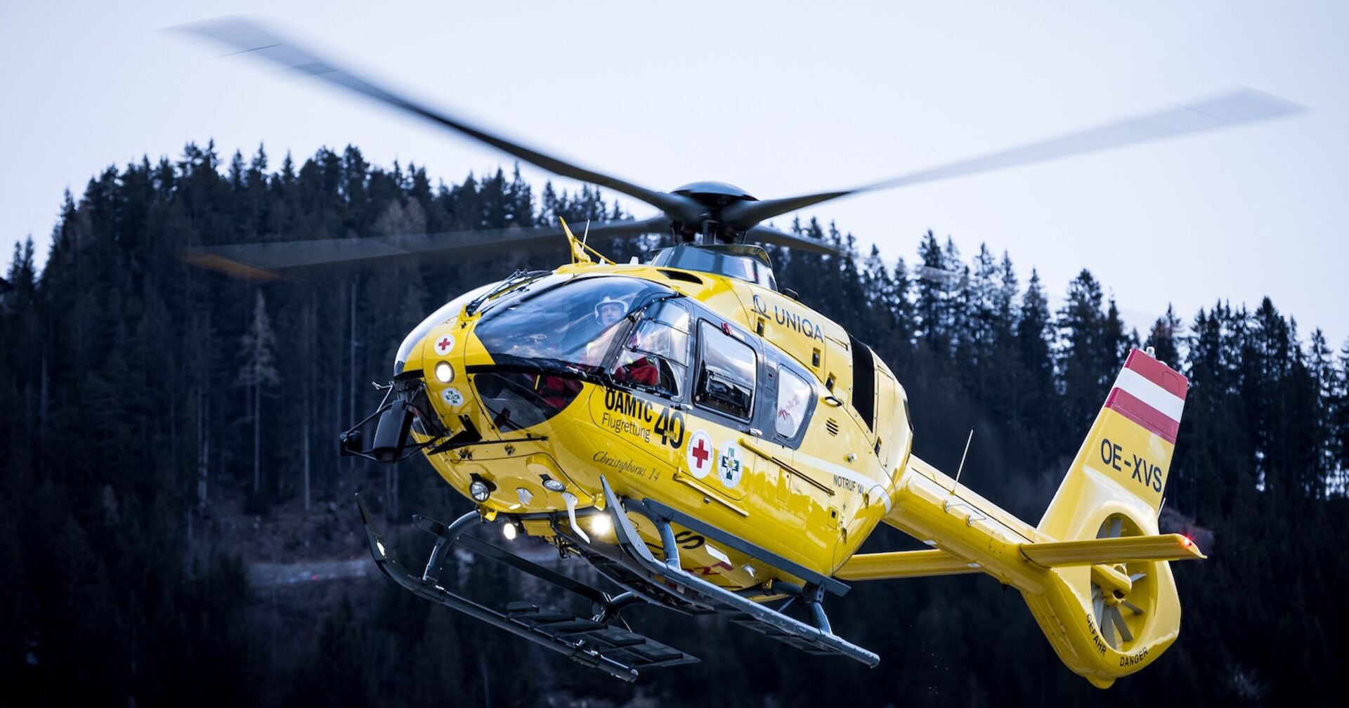 Gelber ÖAMTC-Hubschrauber im Einsatz.