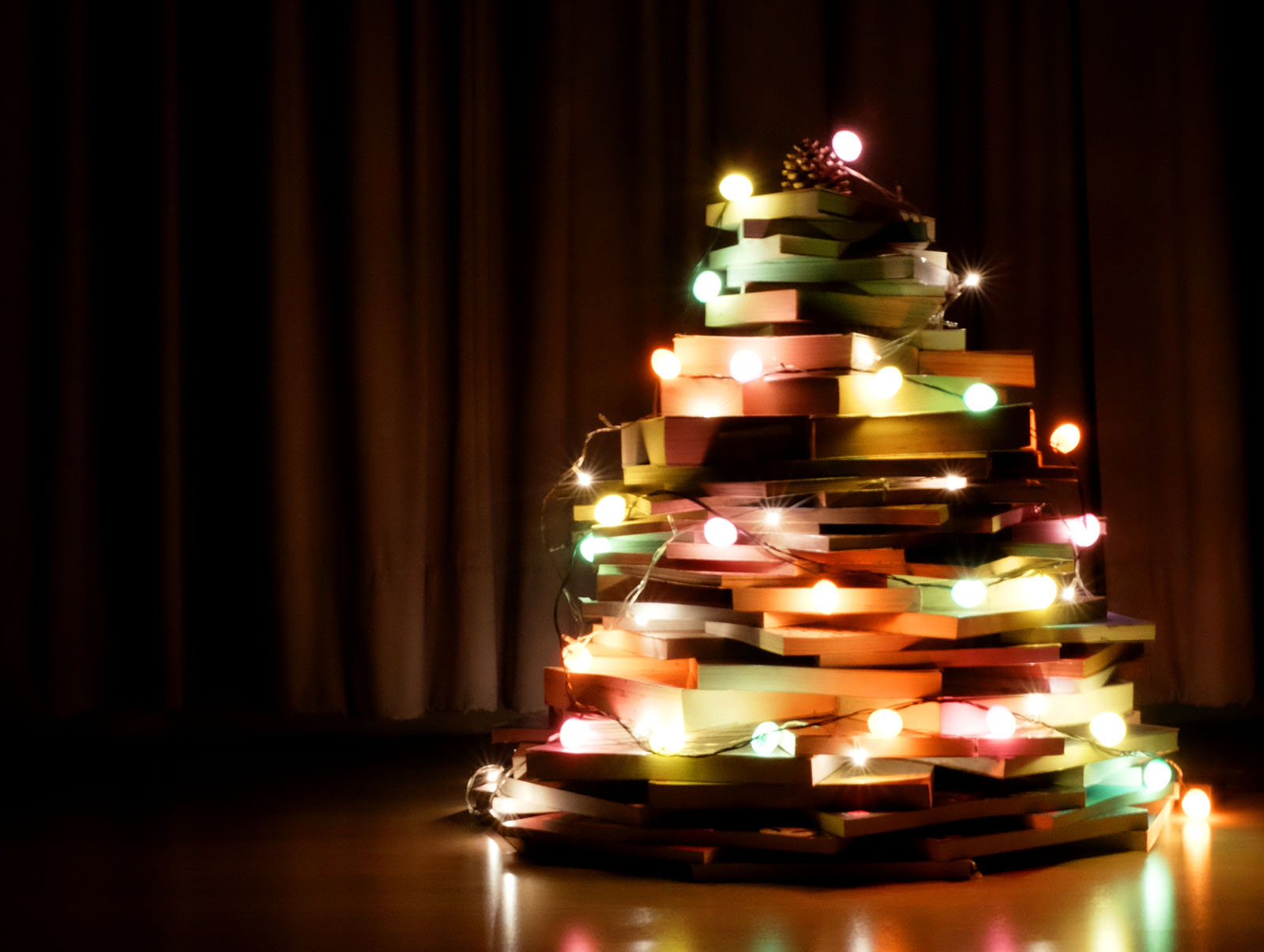Weihnachtsbaum aus Büchern | Credit: iStock.com/Pimchada Silpee