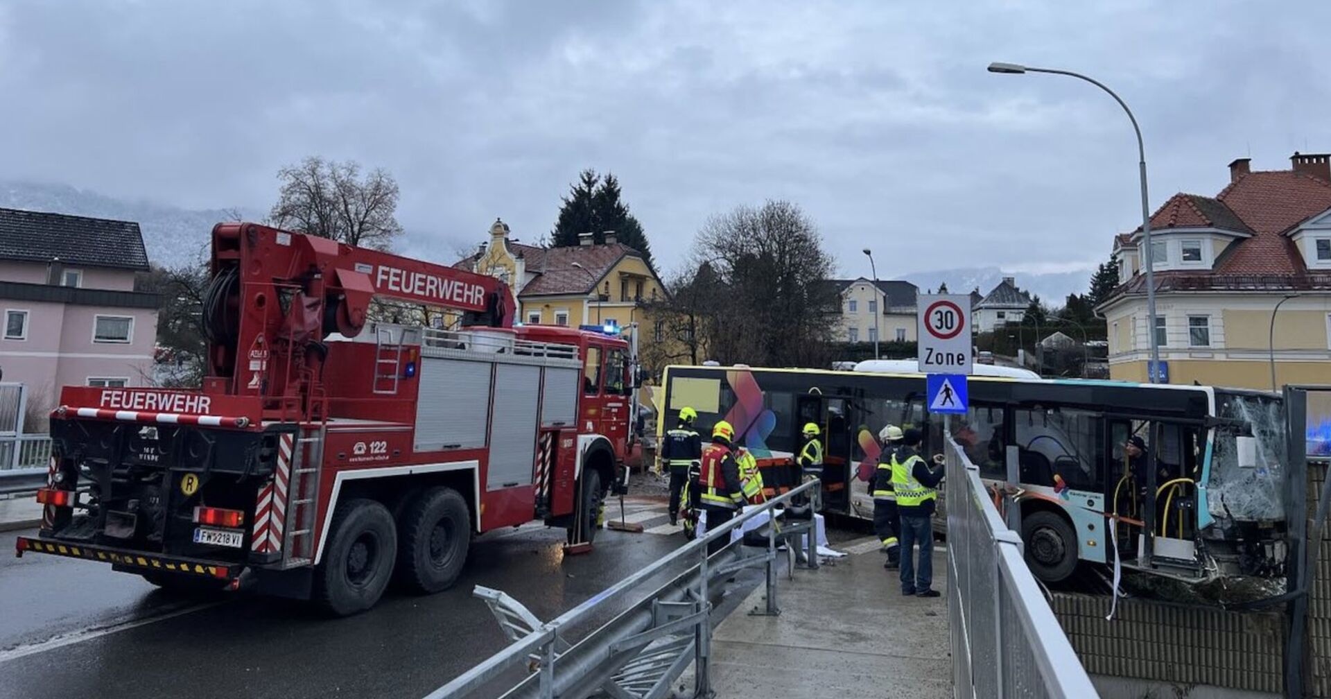 Die Feuerwehr und der verunfallte Bus in Villach.