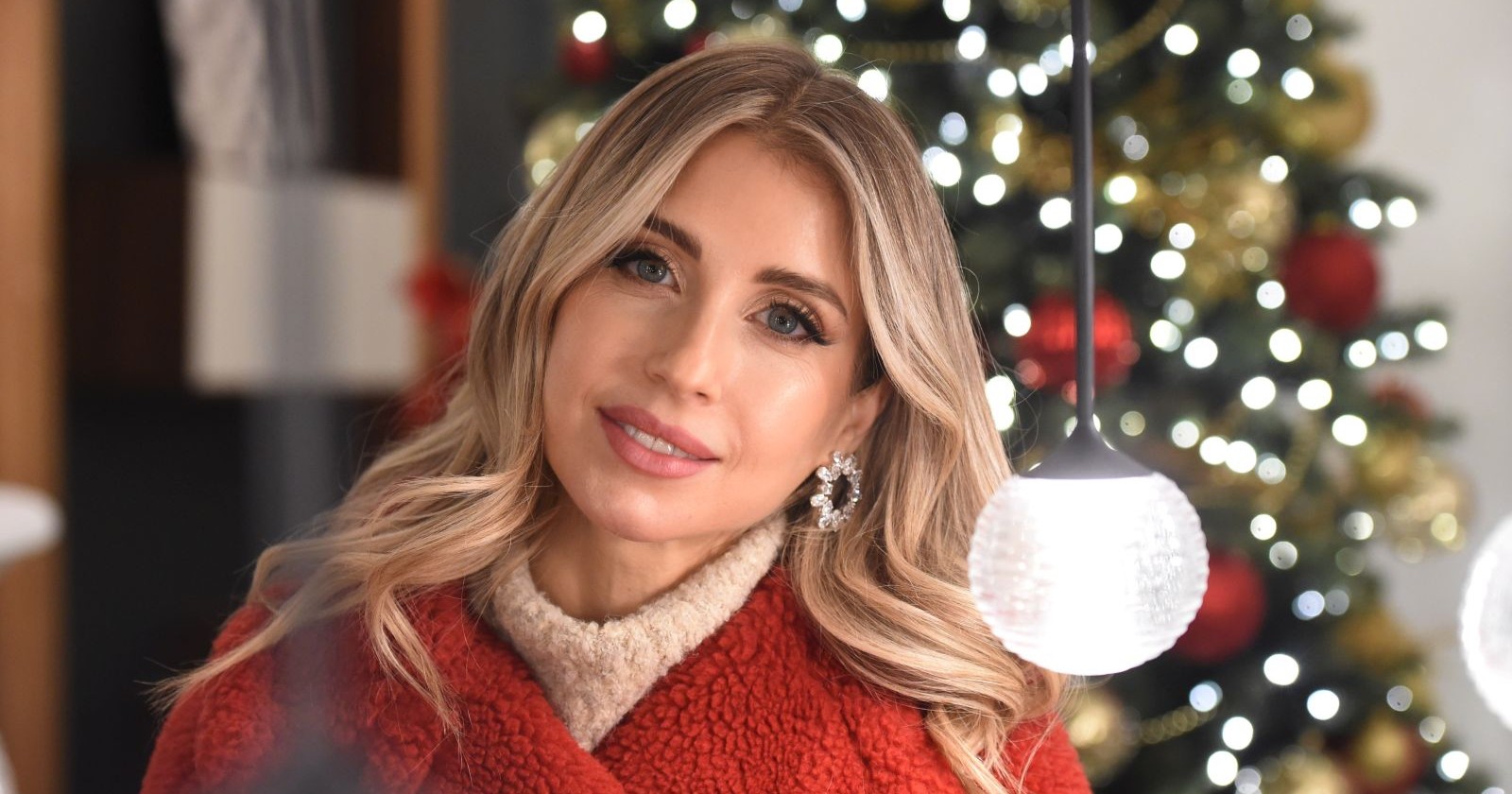 Cathy Hummels vor einem Weihnachtsbaum