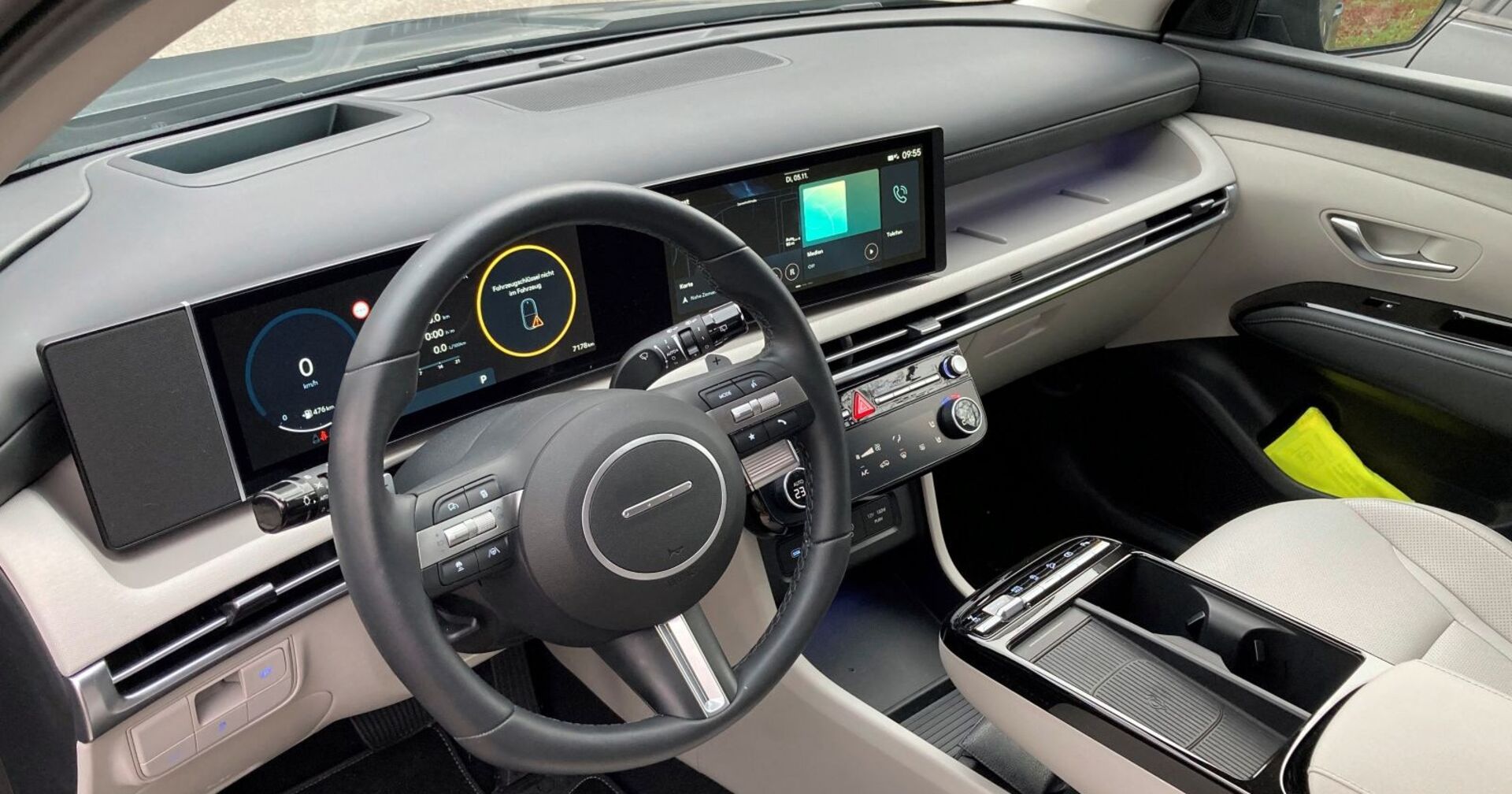 Der Hyundai Tuscon von innen: Helle, braune Farbtöne dominieren. Zu sehen ist auch das kleine Display, das den Fahrer mit allen notwendigen Informationen versorgt.