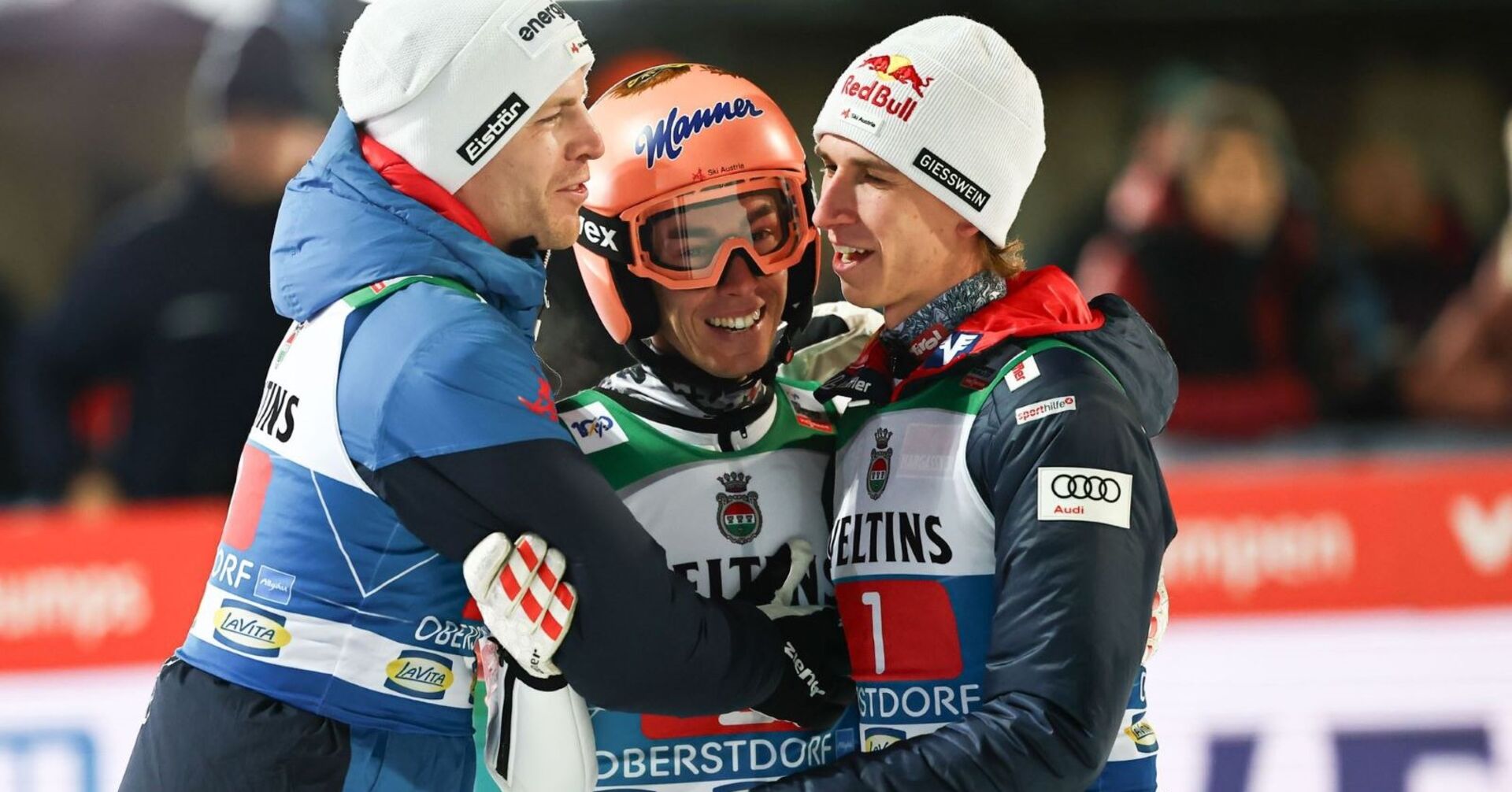 Stefan Kraft jubelt mit Teamkollegen in Oberstdorf.