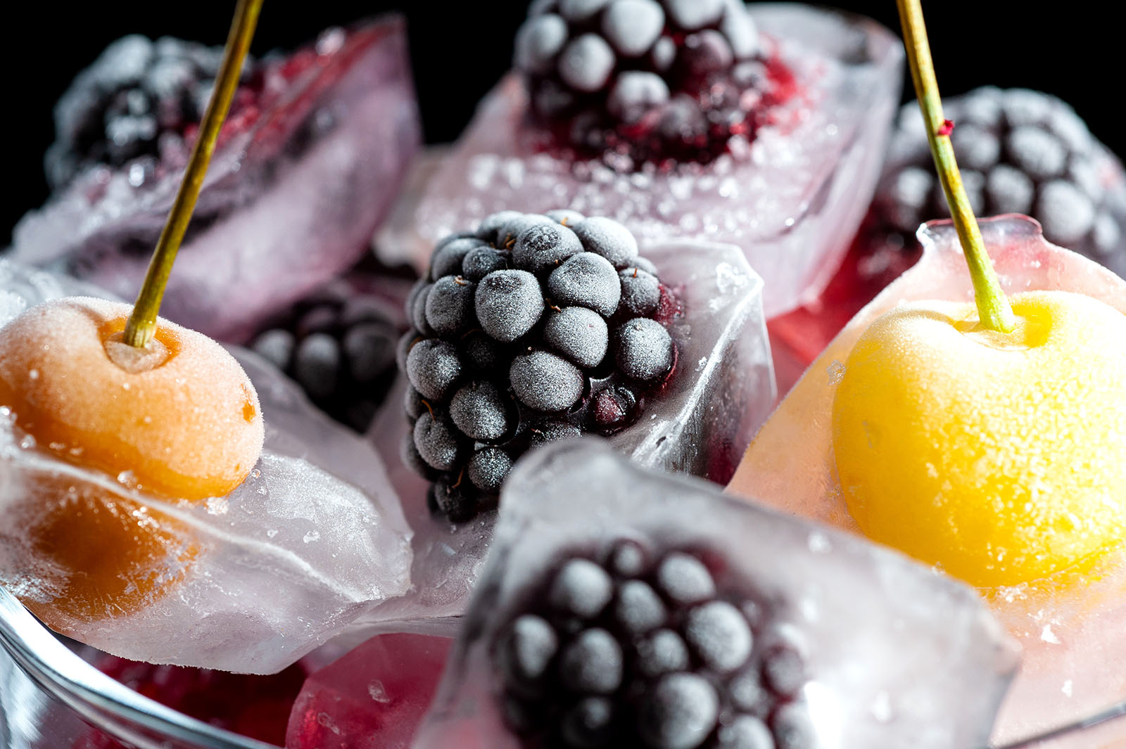 Gefüllte Eiswürfel in einer Schale | Credit: iStock.com/rotten