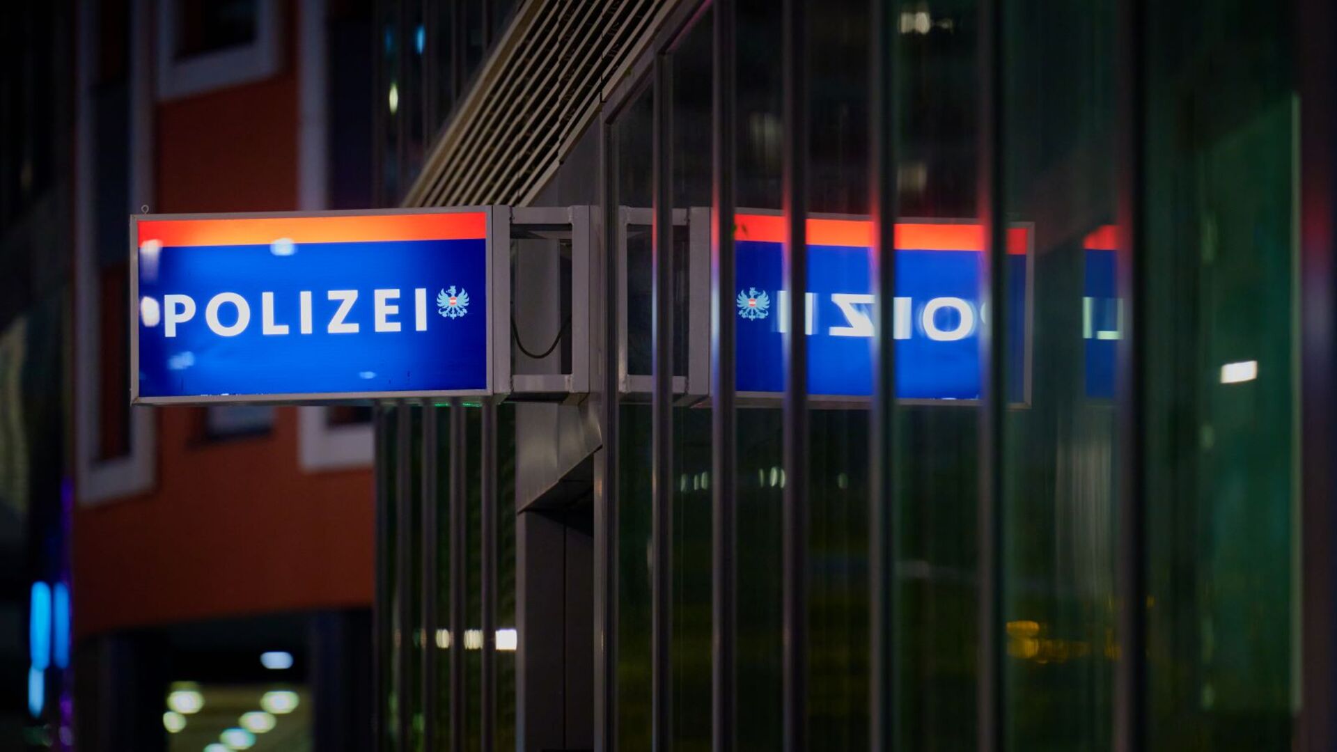 Polizeistation in der Nacht.