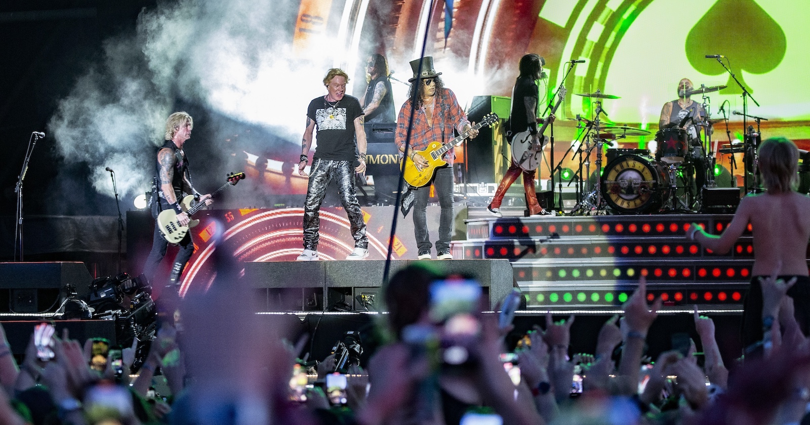 Guns N' Roses performt auf der Bühne.