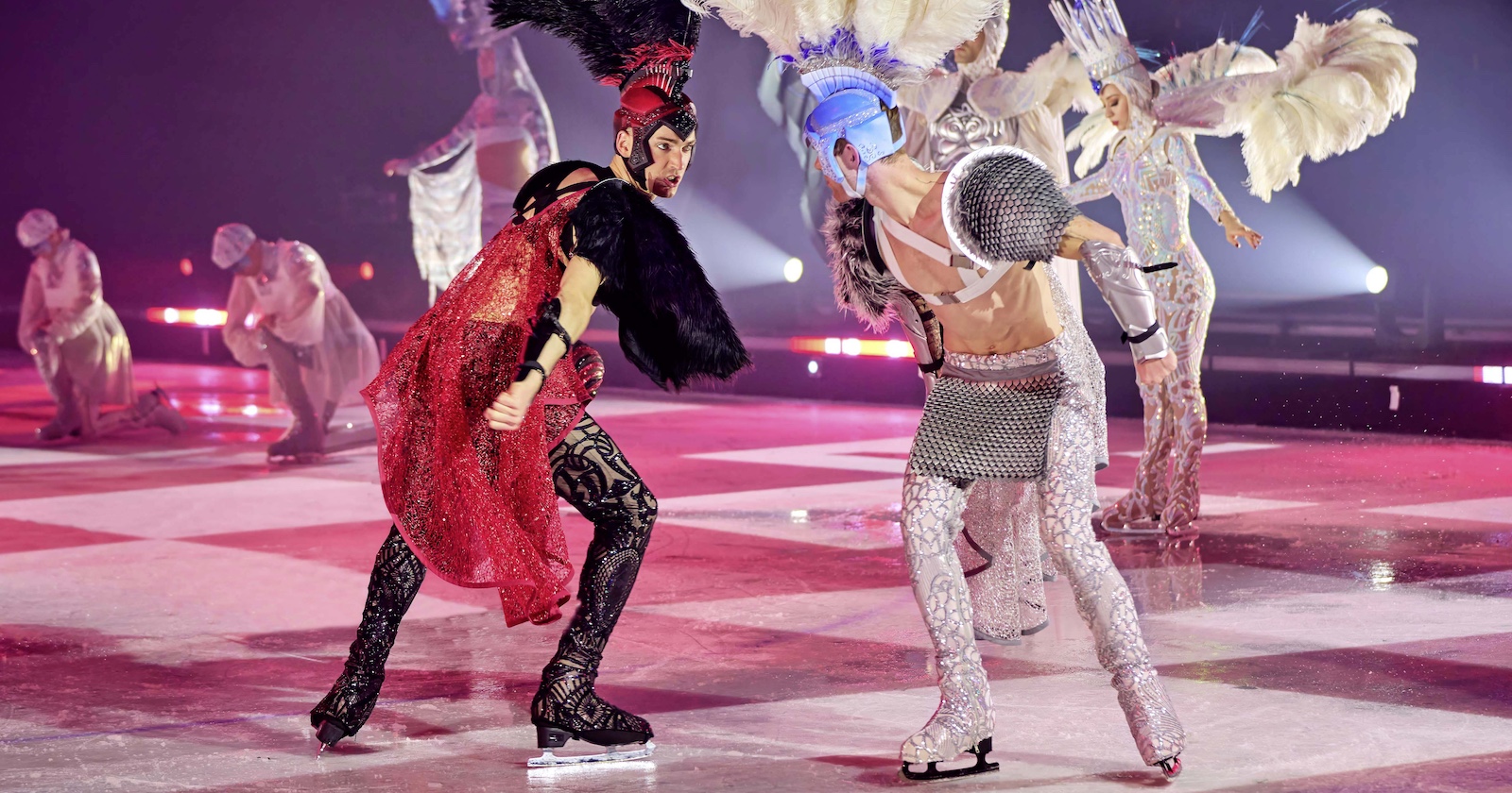 Zwei Eiskunstläufer im Gladiatoren-Kostüm