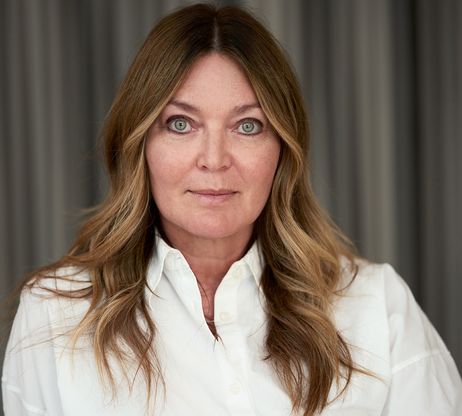 Karin Gustavsson in einer weißen Bluse