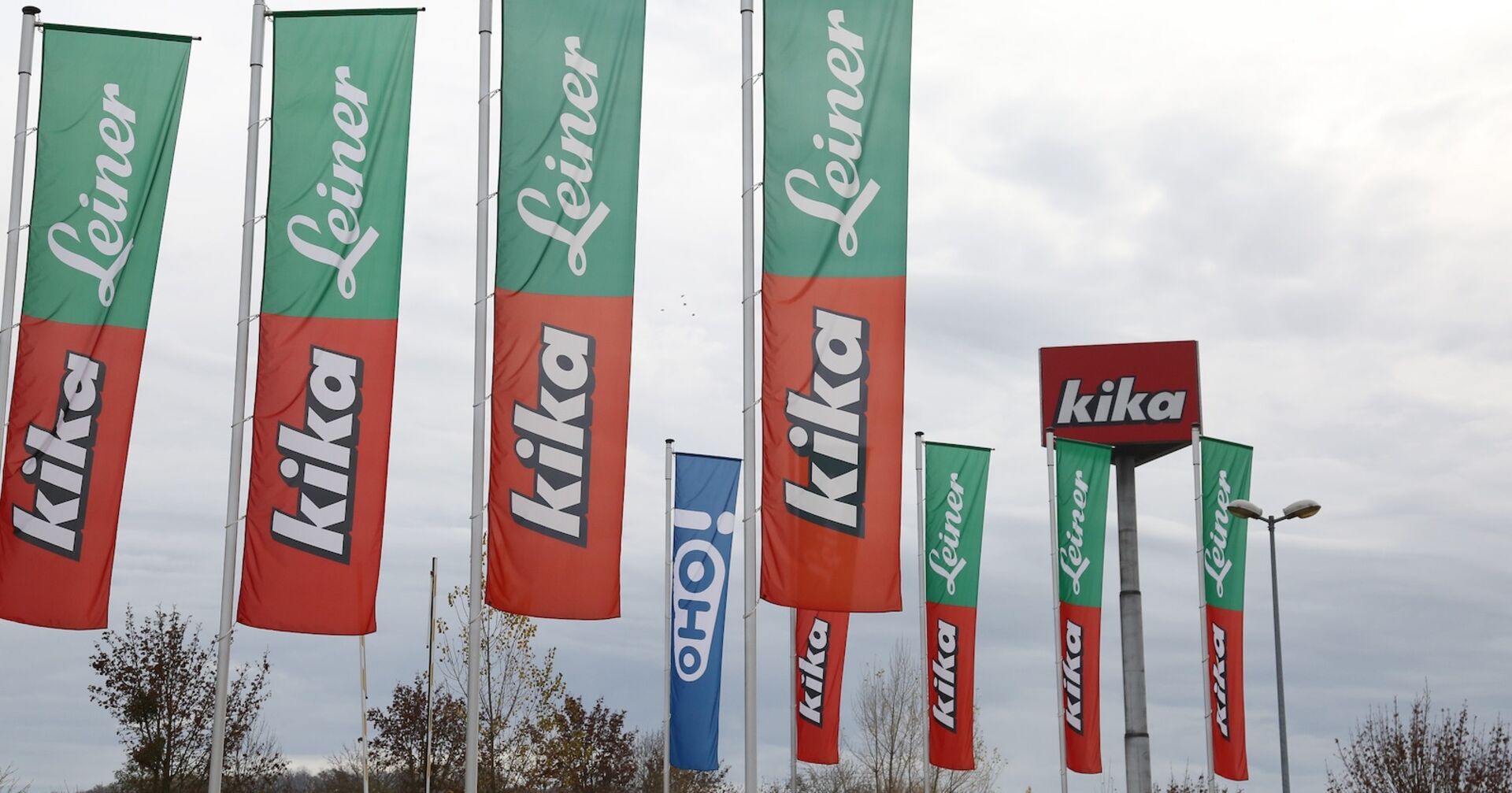 Kika- und Leiner-Fahnen vor einem Geschäft.