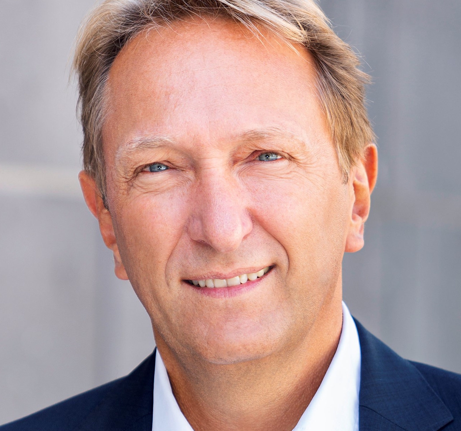 Klaus Magele im blauen Anzug