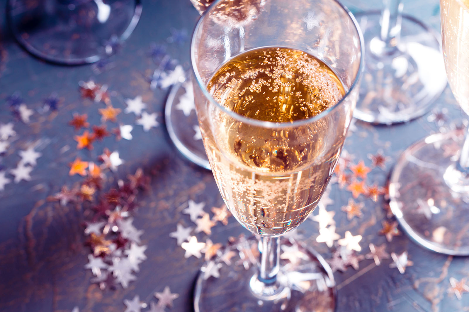 Konfetti-Deko für Silvestertafel | Credit: iStock.com/FabrikaCr